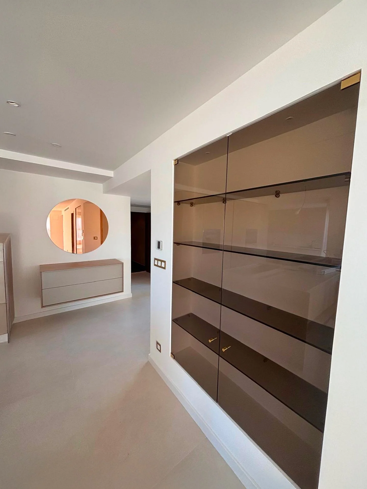 miroir corail sur mesure dans espace design avec portes en vitrage bronze - miroir sur mesure rond marseille