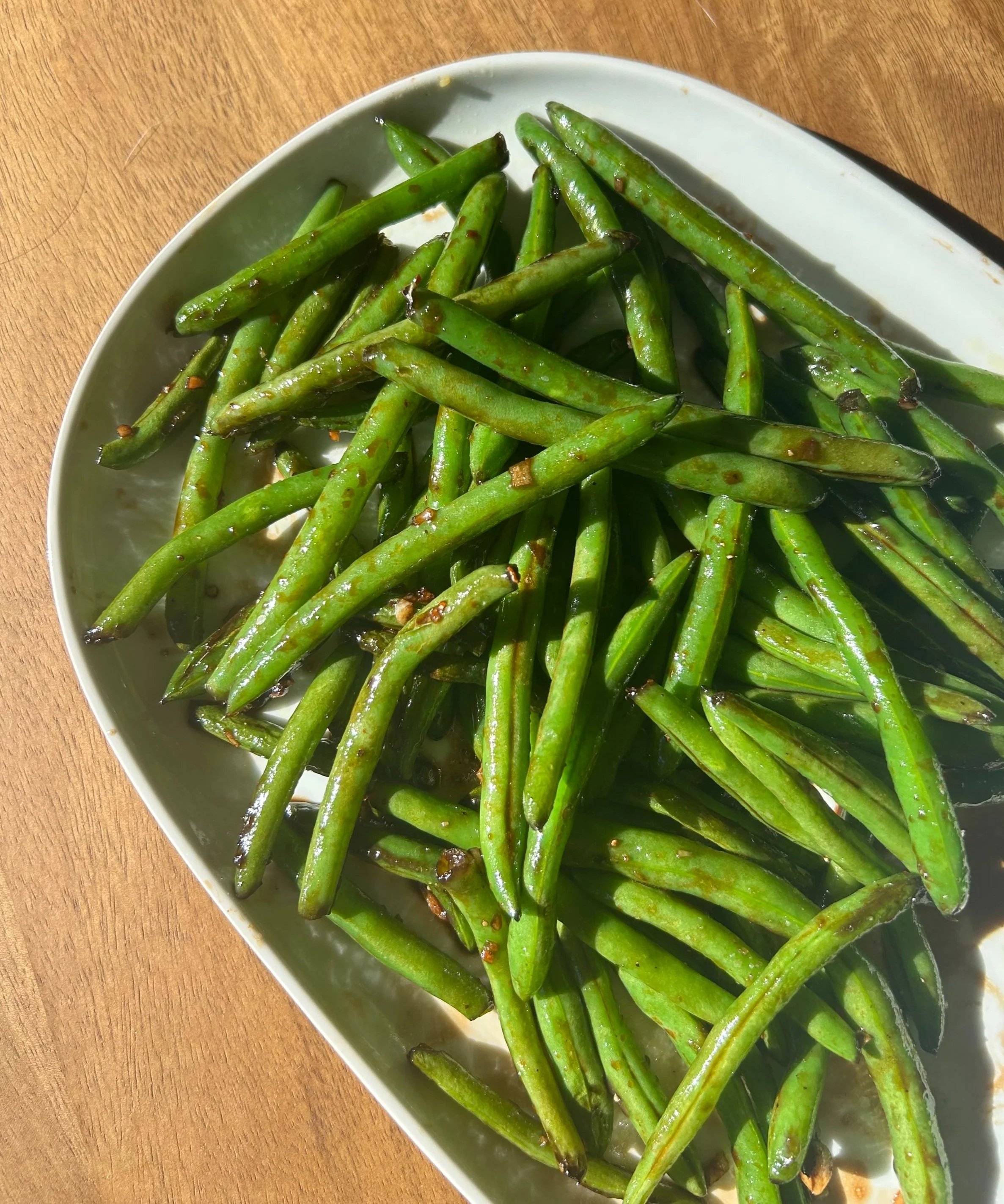 balsamic glazed green beans ready to serve