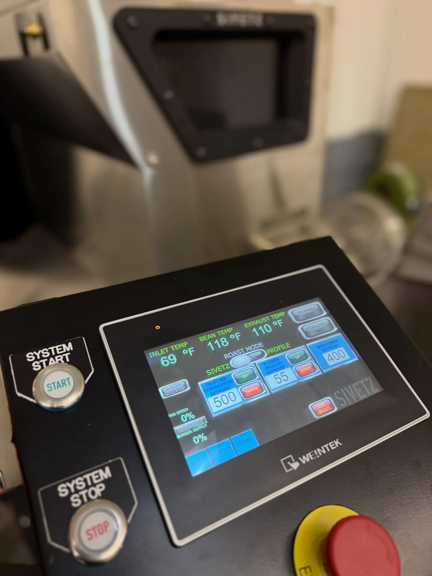 Great roasting is not about intuition alone.
It is about feedback.

Inlet temperature. Bean temperature. Exhaust temperature.
Three measurements that show how heat enters the system, how the beans respond, and how energy leaves the roast.

Consistenc