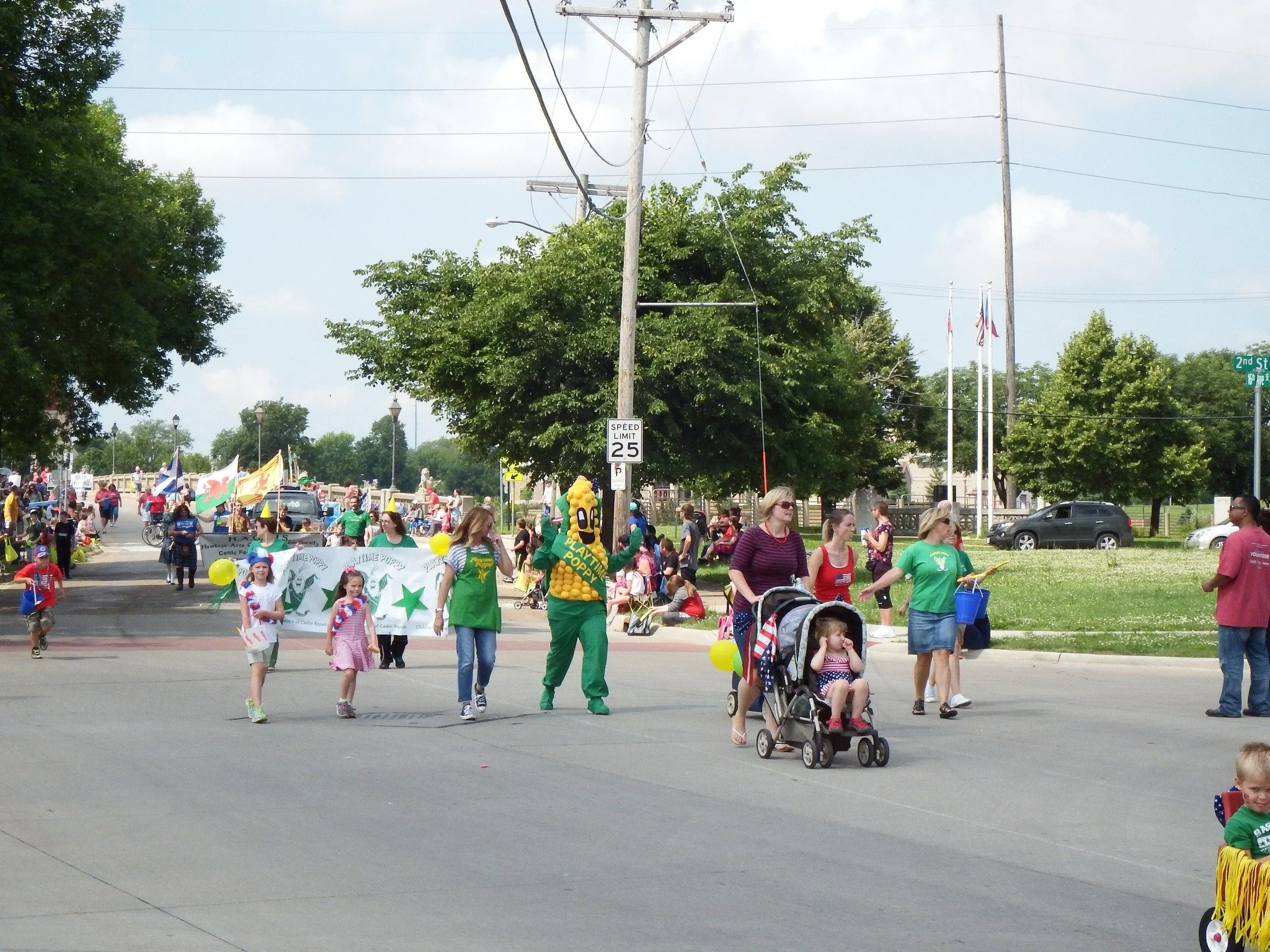 THROWBACK THURSDAY✨
Taking a look all the way back  to the 2015 Freedom Festival parade! One of the best traditions and we can't wait to continue the celebration in 2026. Don't miss out on the fun and be sure to register and start working on your bes