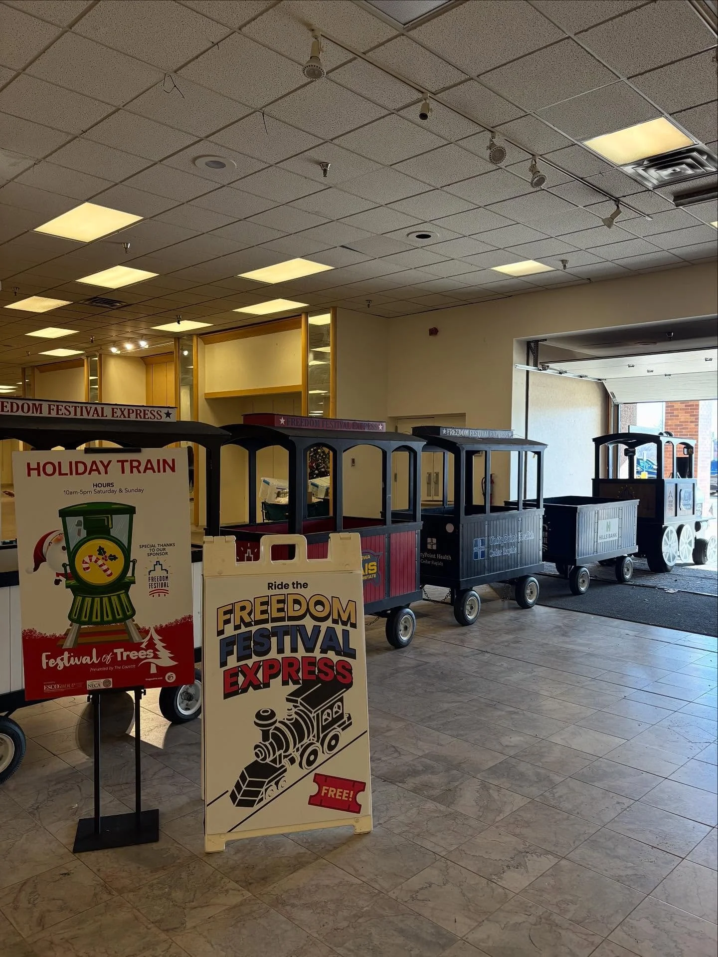 🚂 All aboard! The Freedom Festival train will be at The Gazette Festival of Trees this weekend both Saturday &amp; Sunday 10am - 5pm! Kick off the holidays with us at @shoplindale! 🎄✨