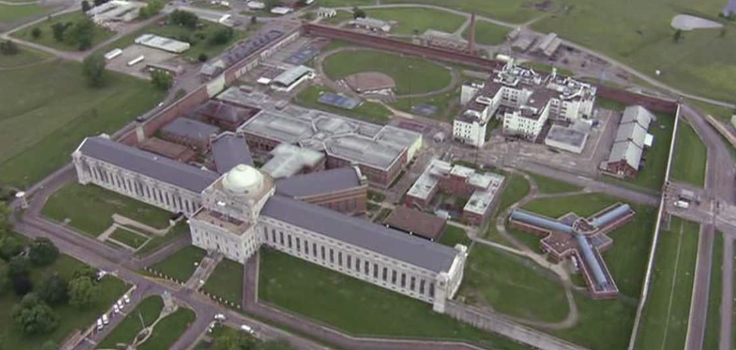 Wives share concerns about conditions at Leavenworth federal penitentiary