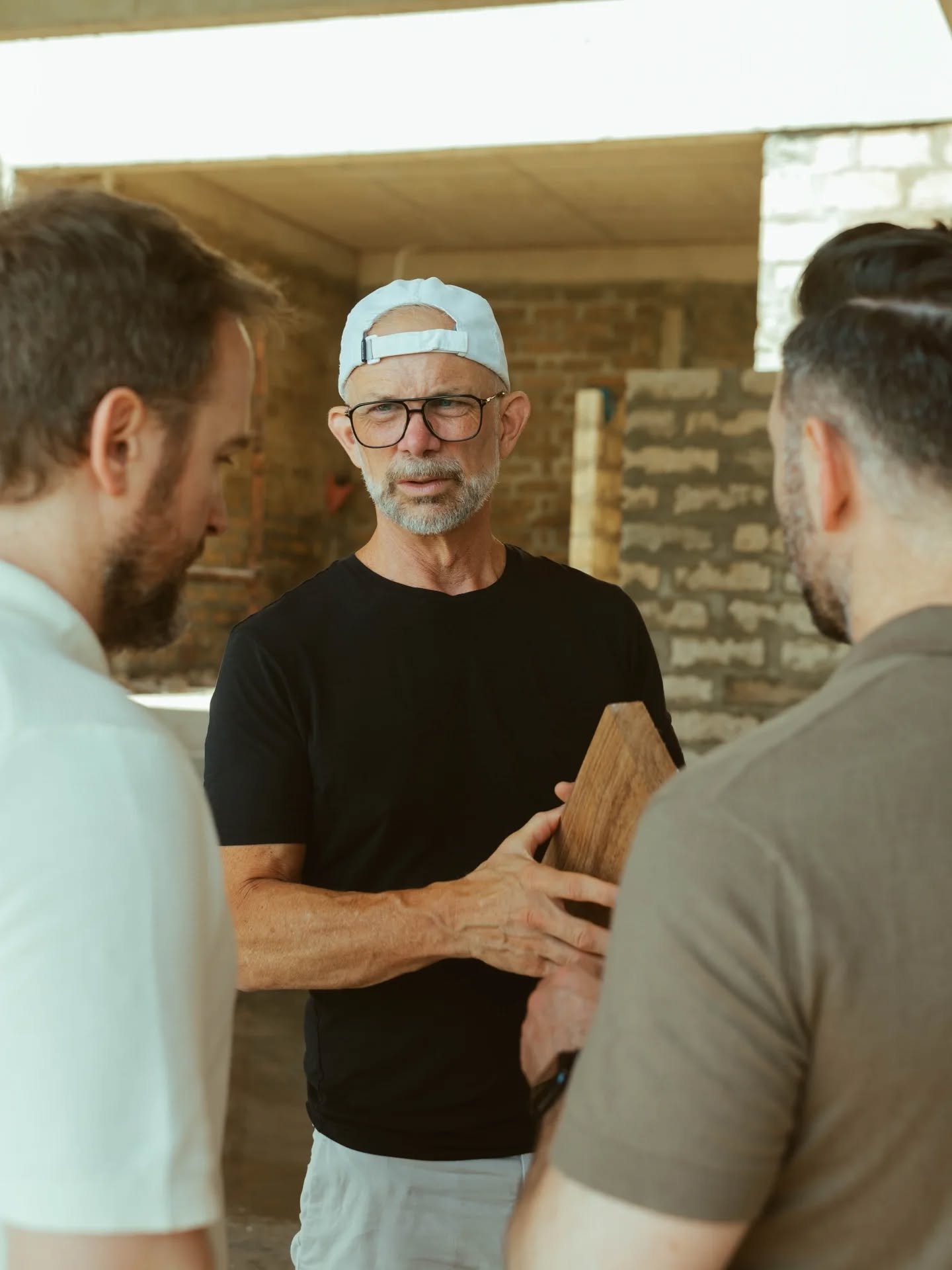 SANDBANK VILLAS: Throwback to April when internationally renowned architect Rob Steul explored our Nungwi site alongside the project team. Rob is oversee designing development and ensuring every architectural detail meets the highest standards of cra