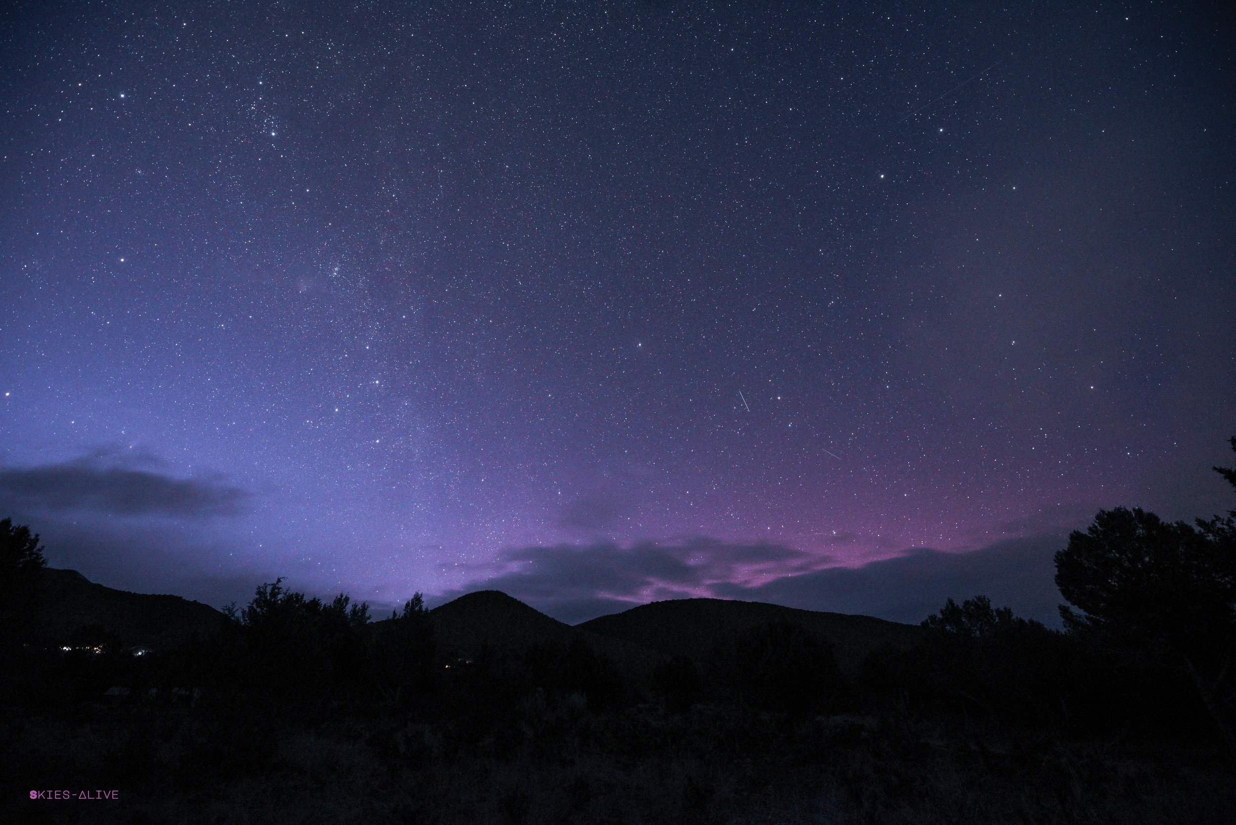 Start of the night, twilight blue to the left, aurora pink to the right.