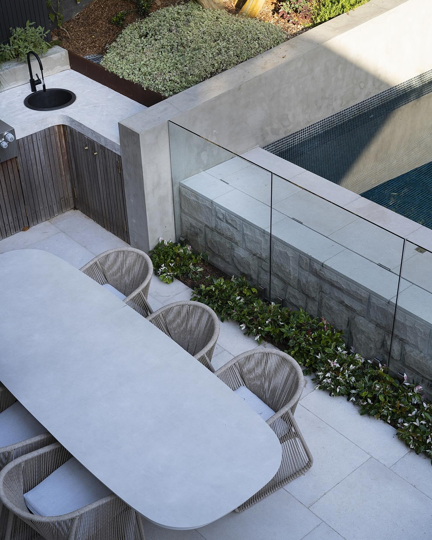 Poolside alfresco dining.