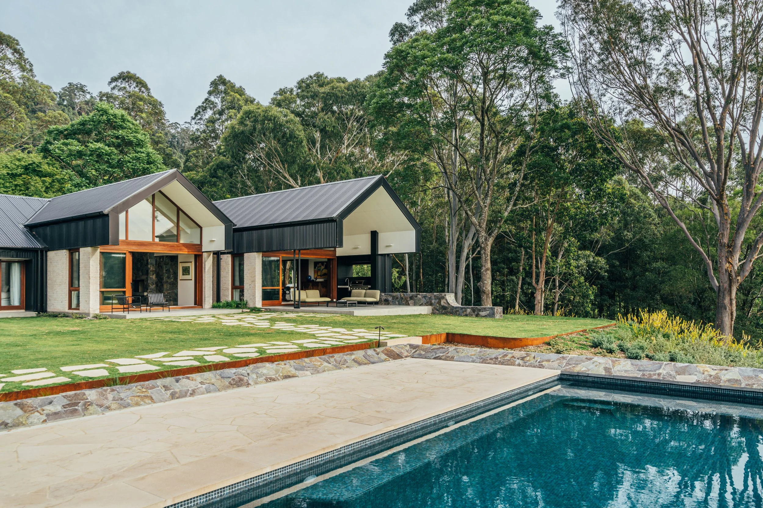 Formed Gardens Jaspers Brush