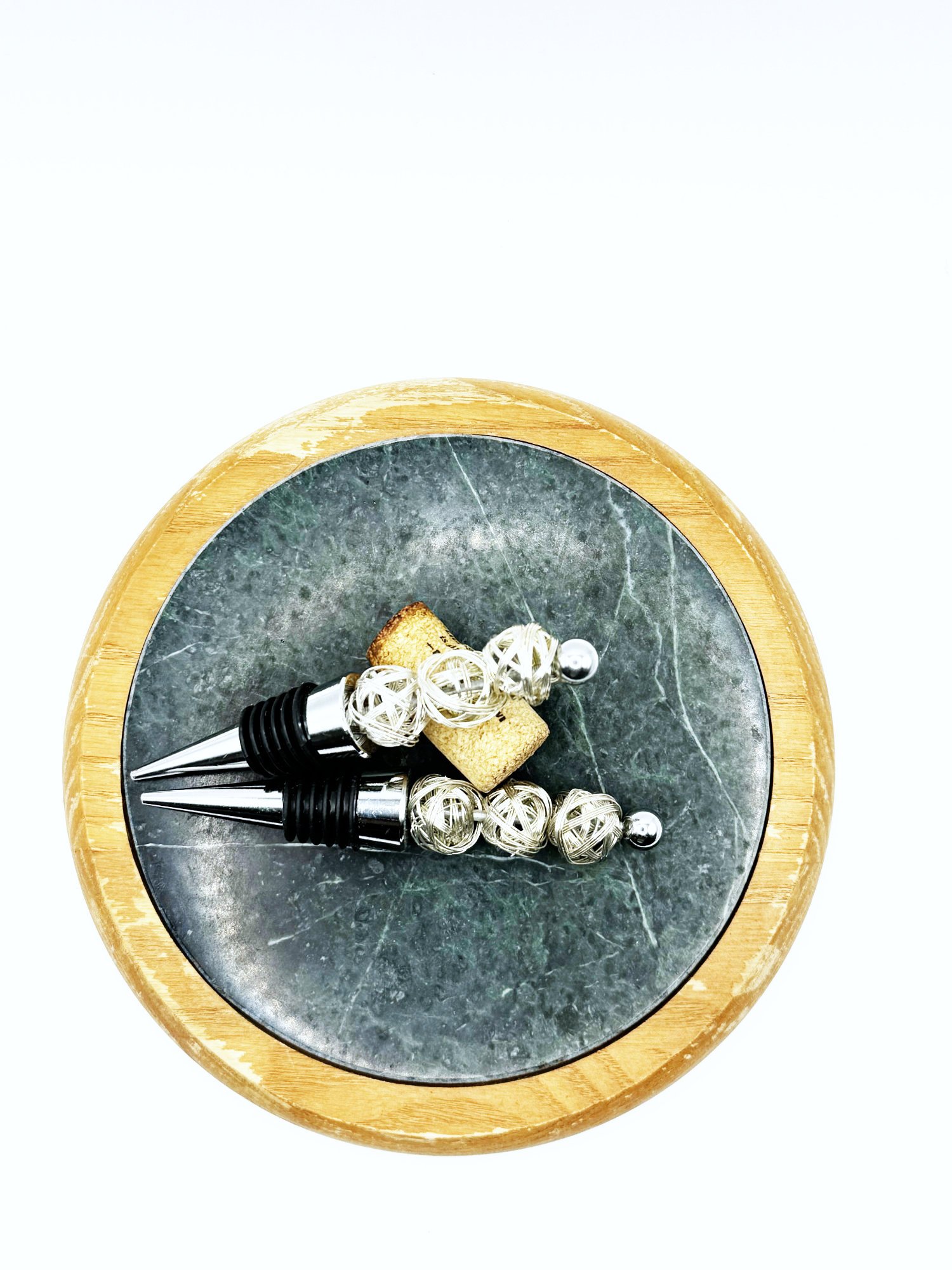 Wine stoppper with silver rounf stringlike beads.jpg