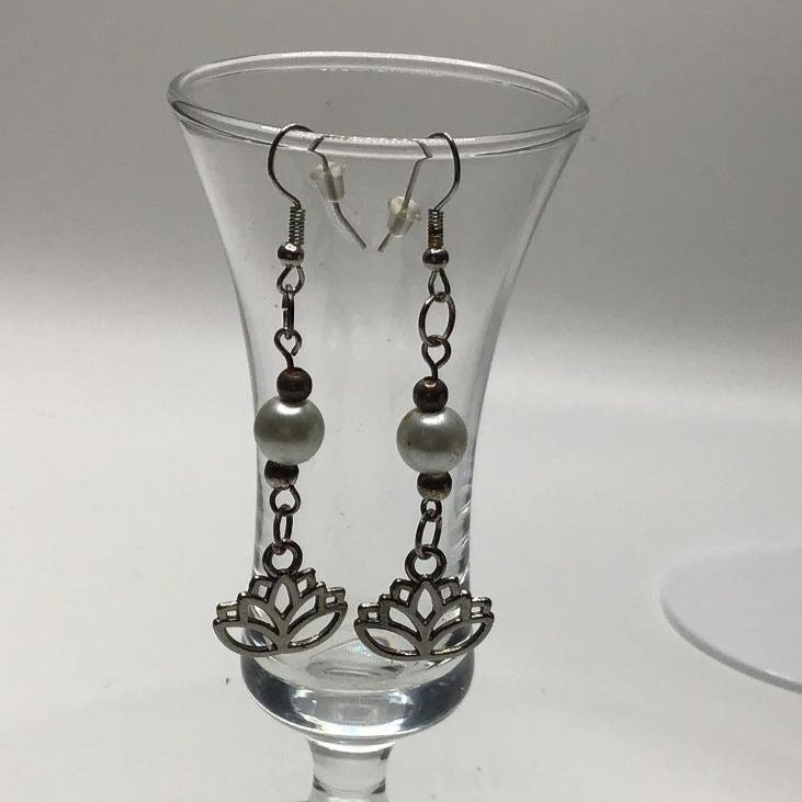 silver+cutout+lotus+flower+and+pearl+earring+C.jpg