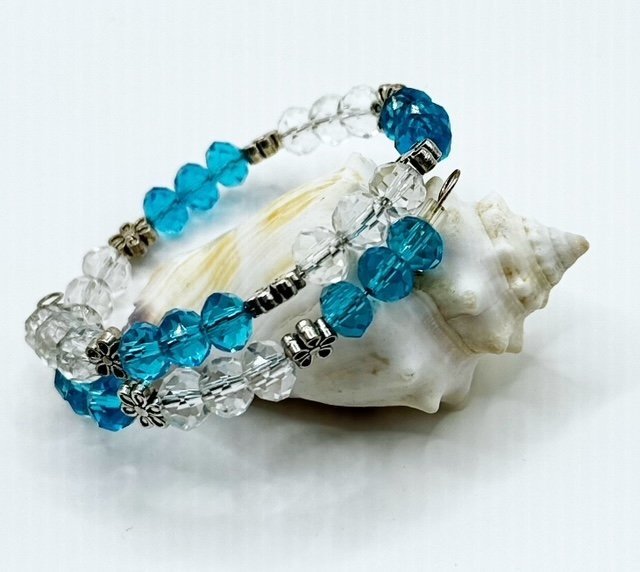 blue+and+clear+trans+faceted+beads+and+silver+flower+spacers+2.jpg