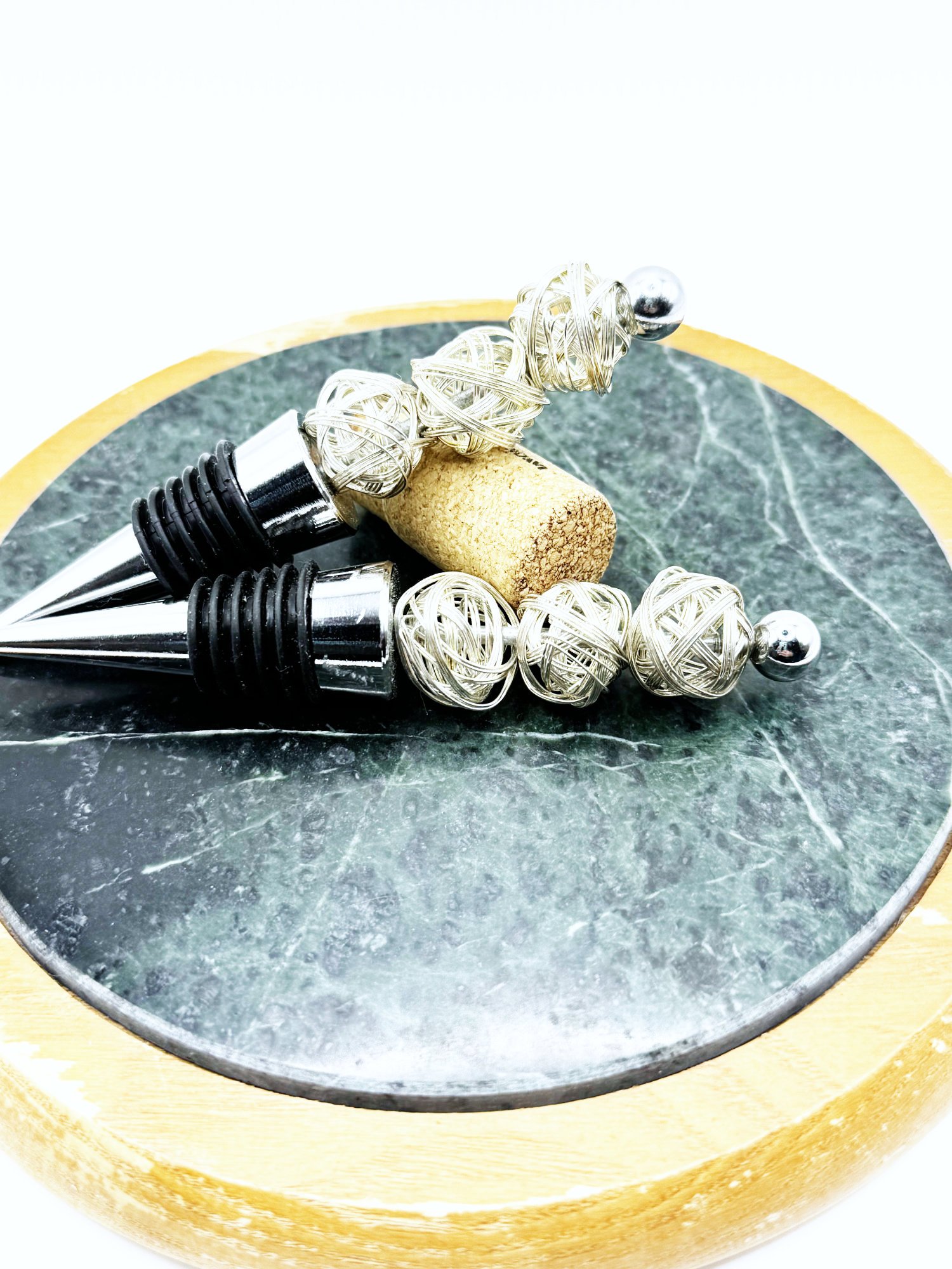 Wine stoppper with silver rounf stringlike beads B.jpg