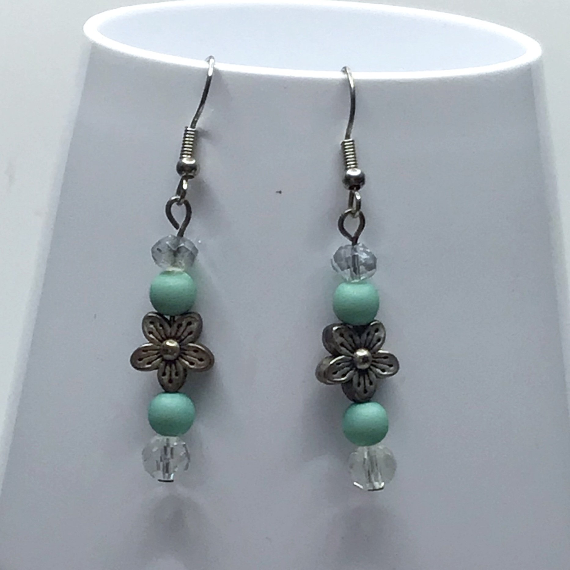 dangle%2Bearring%2Biwth%2Blight%2Bgreen%2Bbeads%2Band%2Ba%2Bsmall%2Bsilver%2Bflower%2Bas%2Bfocal%2BB.jpg