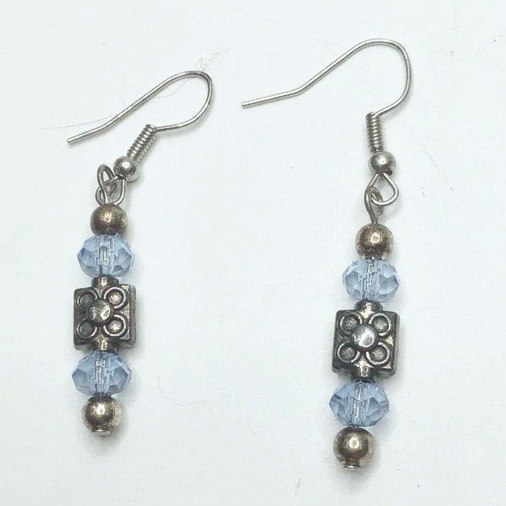 square%252Bsilver%252Bflower%252Bbead%252Bwith%252Blight%252Bblue%252Bbicone%252BB.jpg