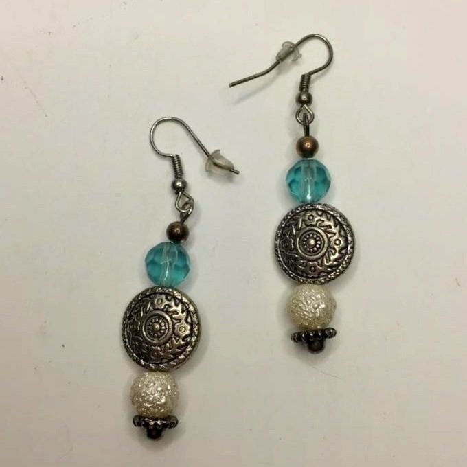 Silver%2BMedallion%2Bwith%2Btrasp%2Bblue%2Bbead%2Band%2Btext%2Bpearl%2BD.jpg