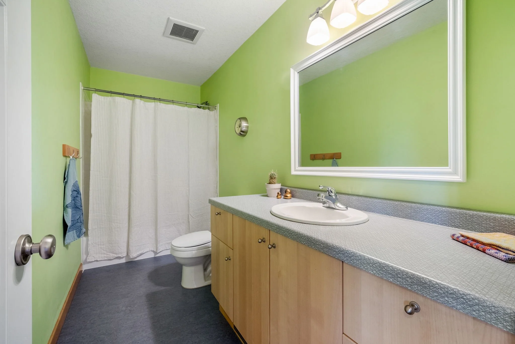 52-web-or-mls-917 Hope Ave-0052.jpg