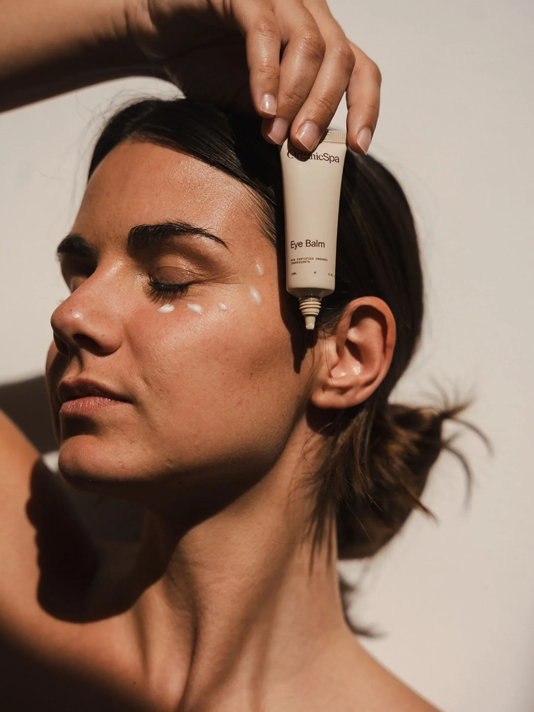 organicspa-eye-balm-eye-care-certified-organic-skincare-australia-lifestyle-sunlight-application.jpg.webp