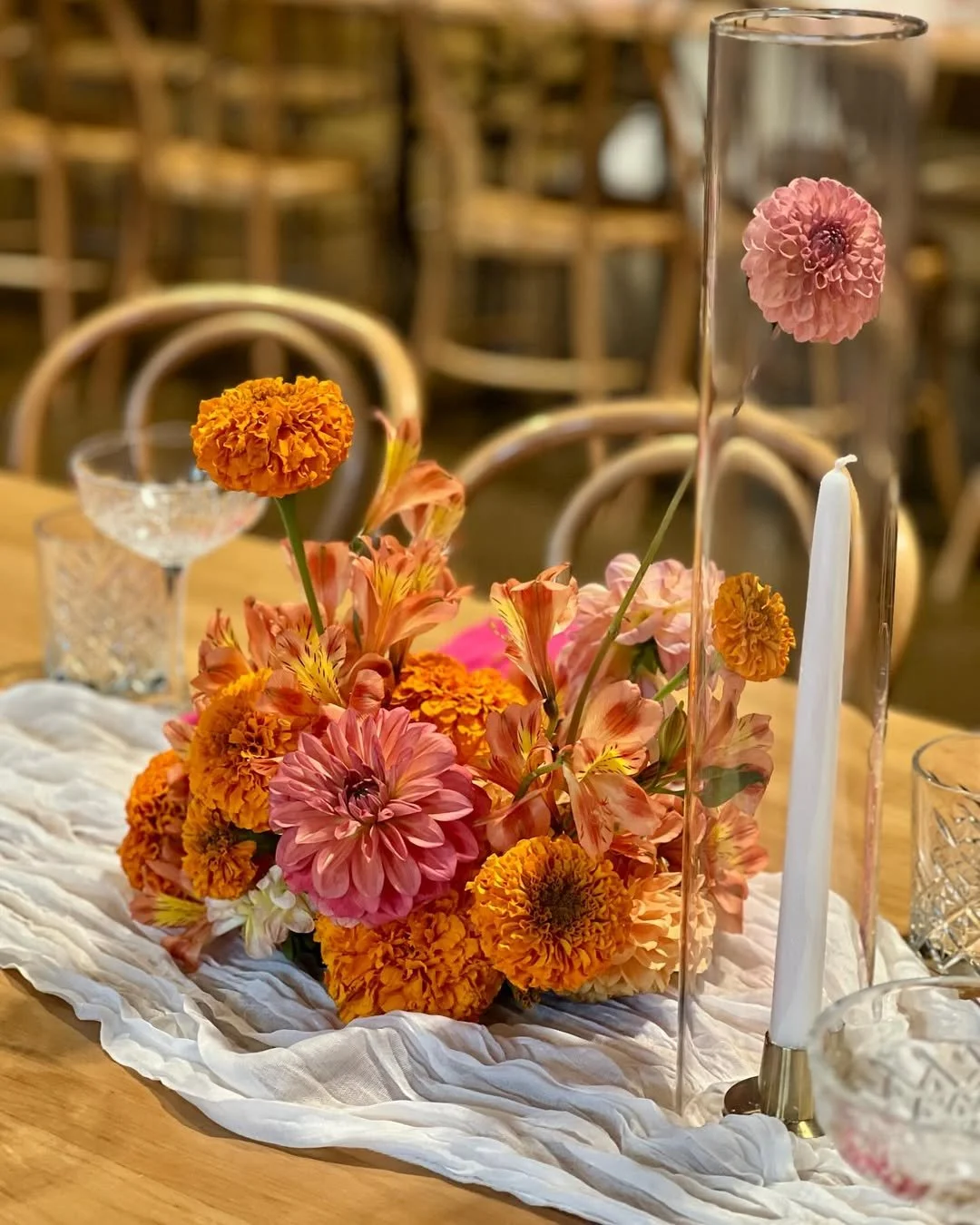 Thinking about these orange and pink tablescapes.