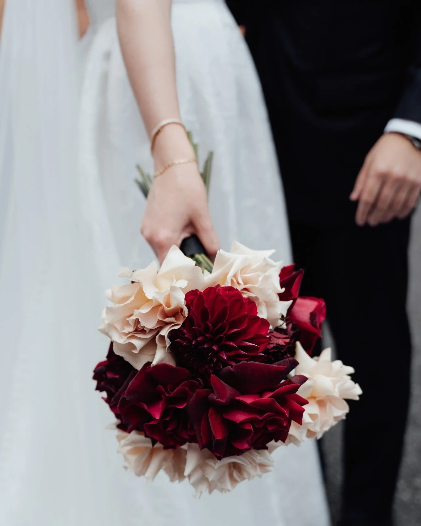 Caitlin &amp; Rob chose a moody palette of rich reds and dusty pinks for their &lsquo;I dos&rsquo;, before heading to @blackbirdbrisbane to dance the night away.

Anyone else love a moody colour palette?

#BrisbaneWeddingFlorist #BrisbaneWeddings #Lu