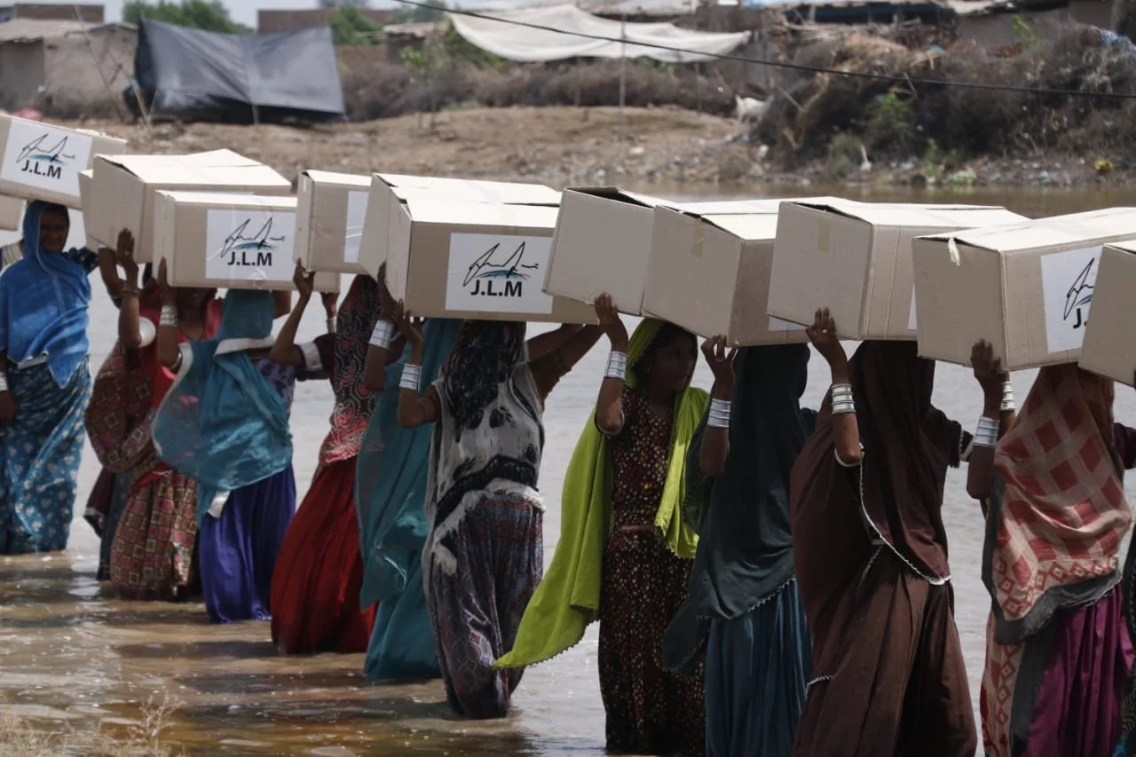 women carrying food boxes 1.jpeg