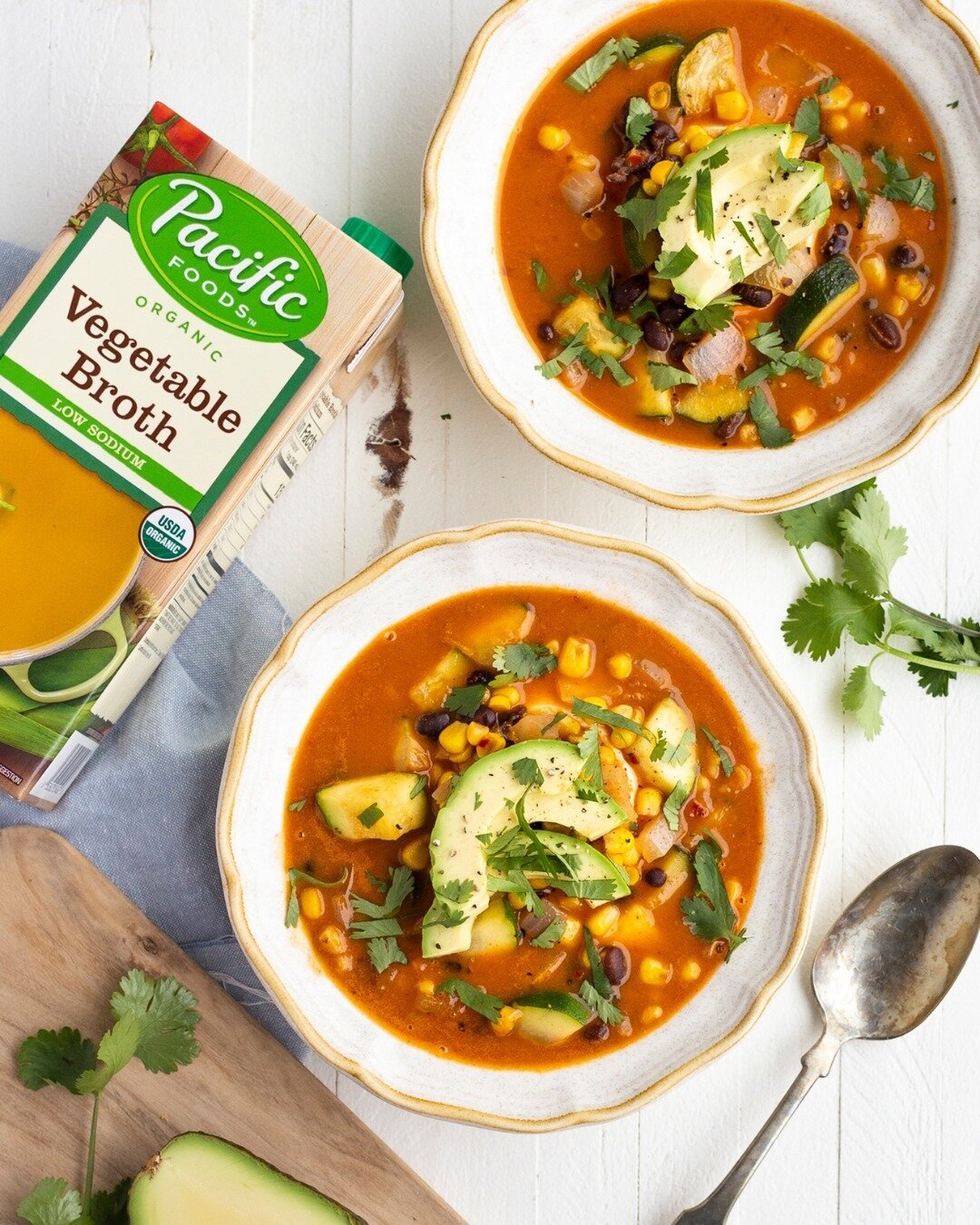 Stay hydrated and nourished when the air gets dry with @pacificfoods Organic Broths, a hydrating base for your soups and stews with all the electrolytes and nutrients you need! 

📸: @pacificfoods