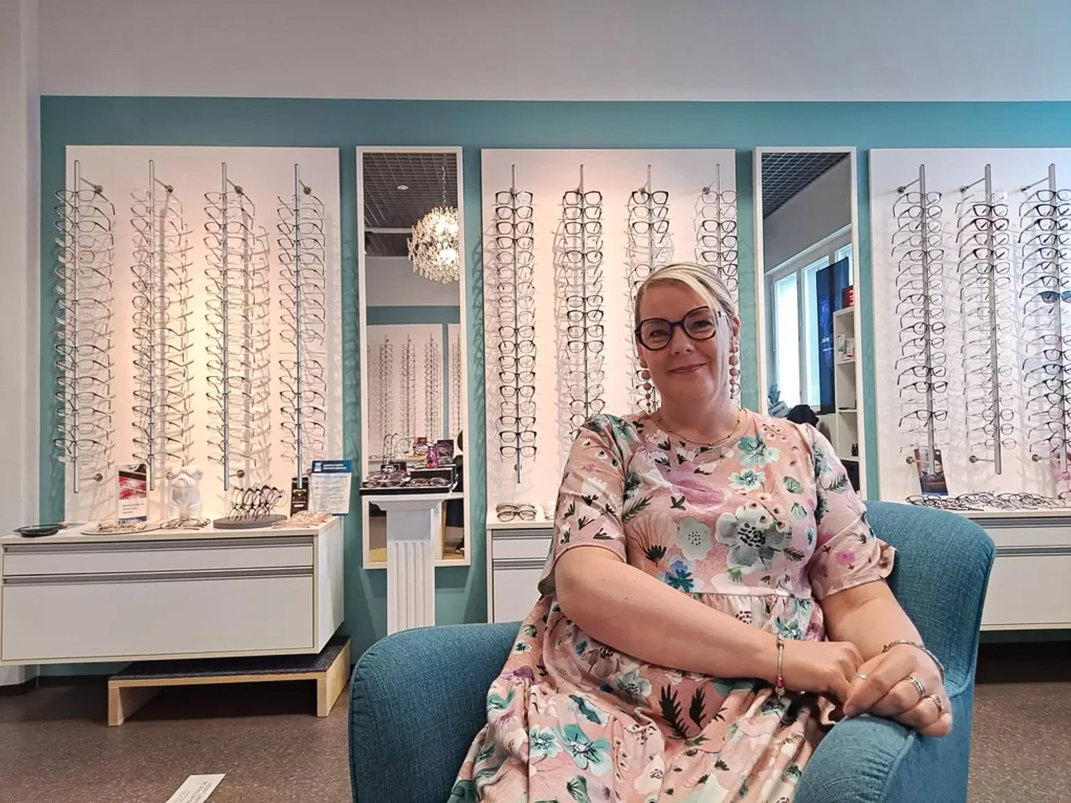 Optikko Marju Pikkarainen Kiteen optikkoliikkeessään. Kuvaaja Mirja Hurskainen, Koti-Karjala.