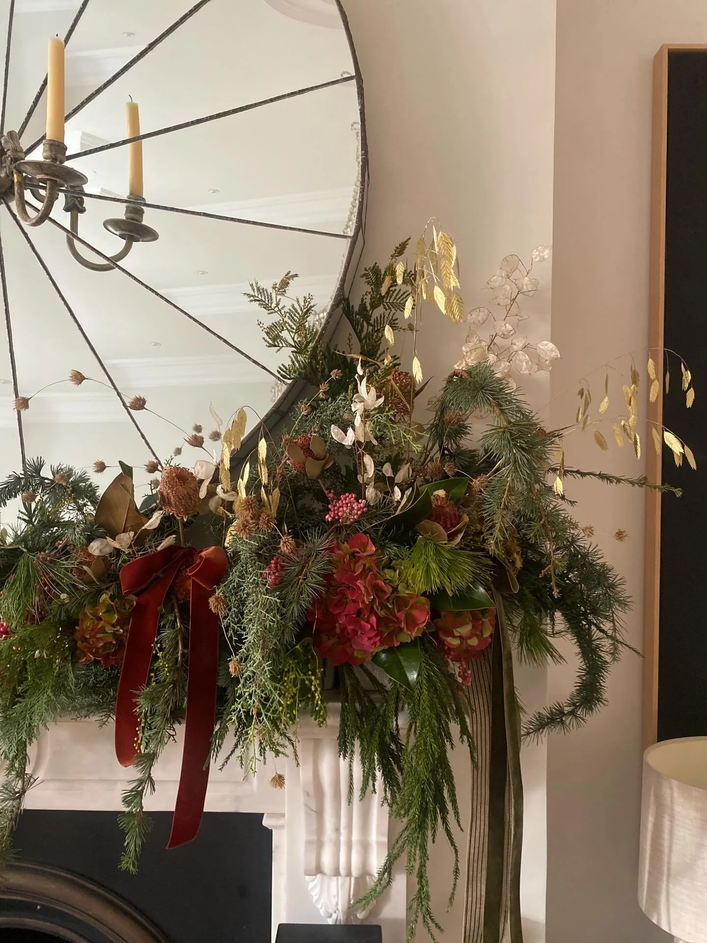 I&rsquo;ve been a little quiet on here, but we&rsquo;ve been busy dressing mantles and getting the last of the wreaths out! 

This mantel made yesterday ❤️