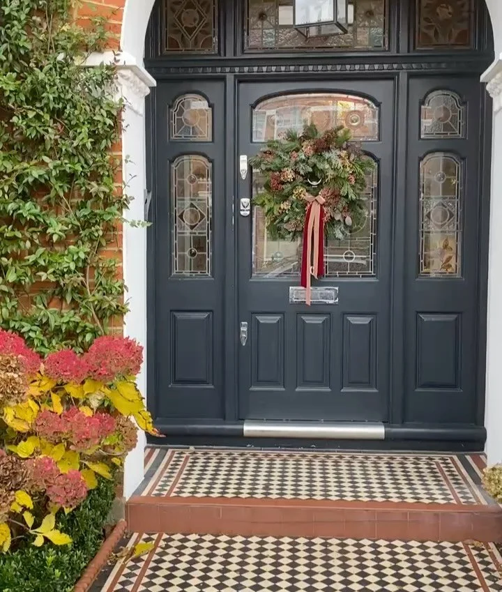 Some wreaths out in the wild 💫