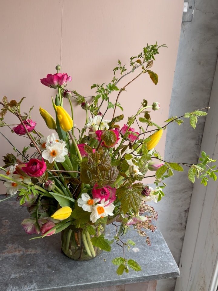 Spring gift bouquet in the workshop today 💕
