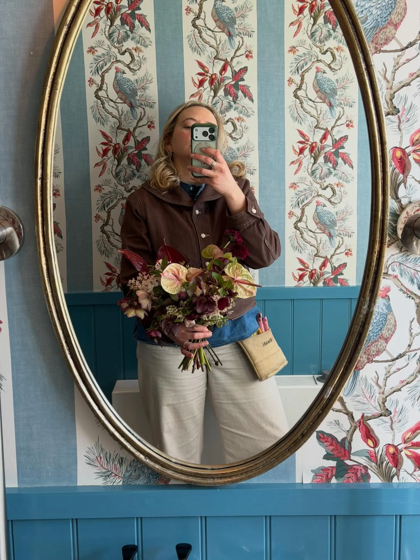 Bouquet and bathroom both deserving of a place on the grid 

Excuse the pot tape bracelet. I can&rsquo;t be the only florist rocking this on a wedding day?

@lexybennison