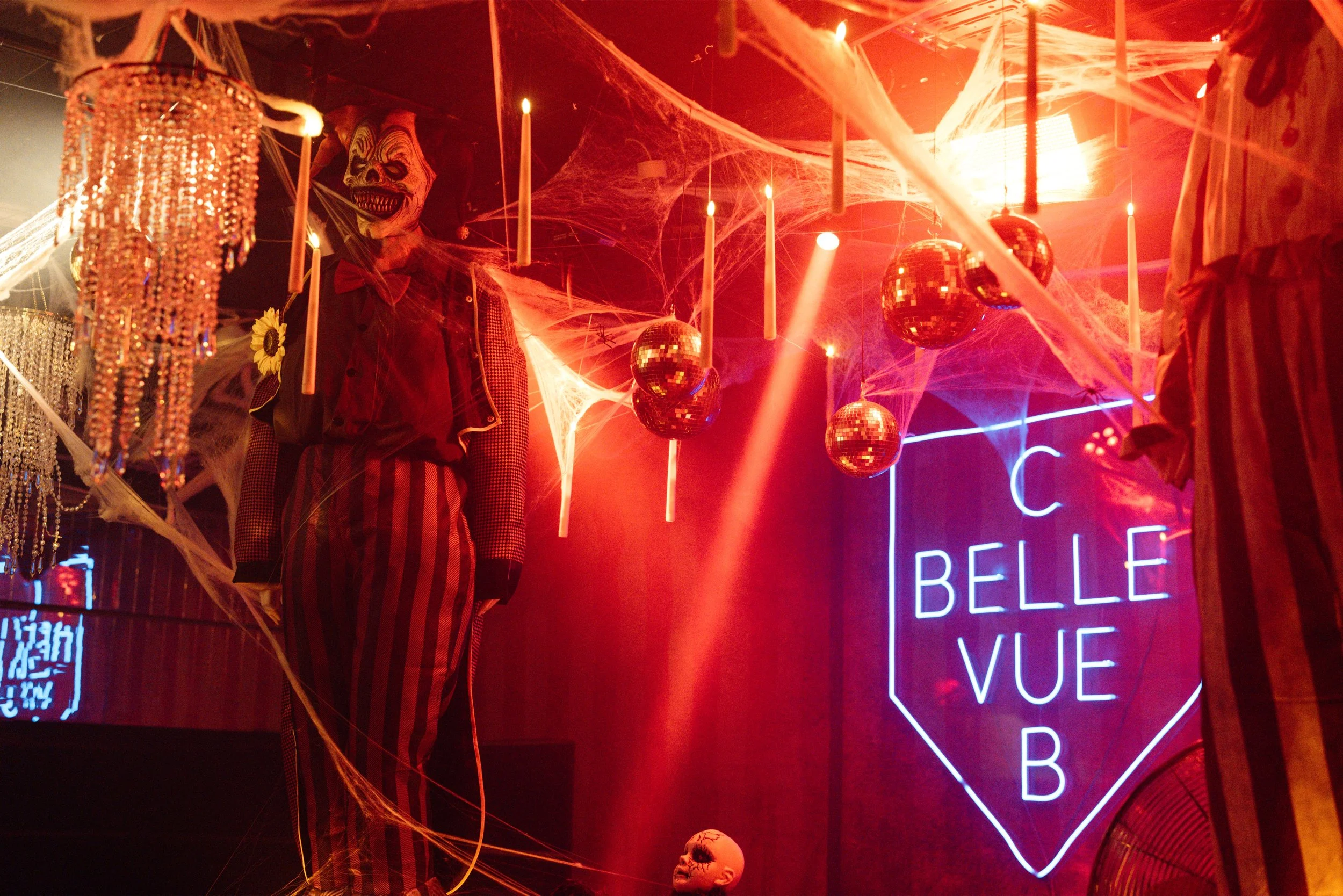 halloween-dekoration-club-bellevue-zuerich-neon-logo.JPEG
