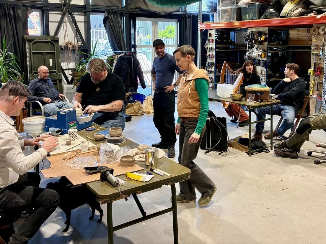 Deelnemers en vrijwilligers aan het werk bij FIEM - Lisa Hukker - Omroep Gelderland