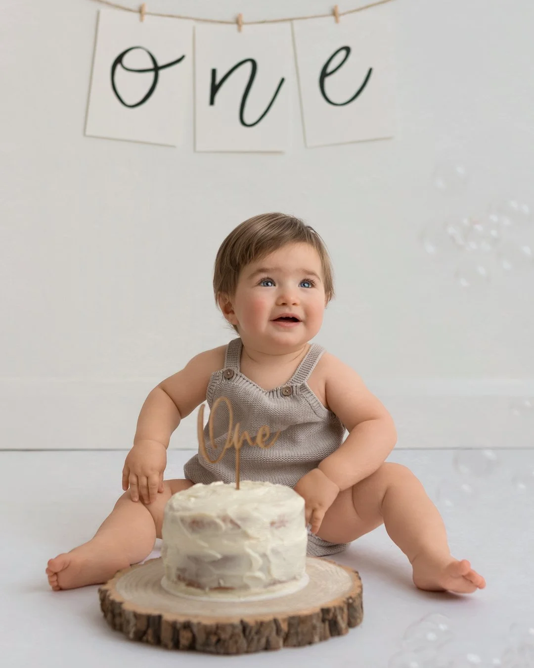 Some little ones tiptoe into their cake smash session&hellip; and others take their time to warm up. This first birthday photoshoot was full of curious looks, gentle touches, and those lovely in&ndash;between moments that say more than any big grin e