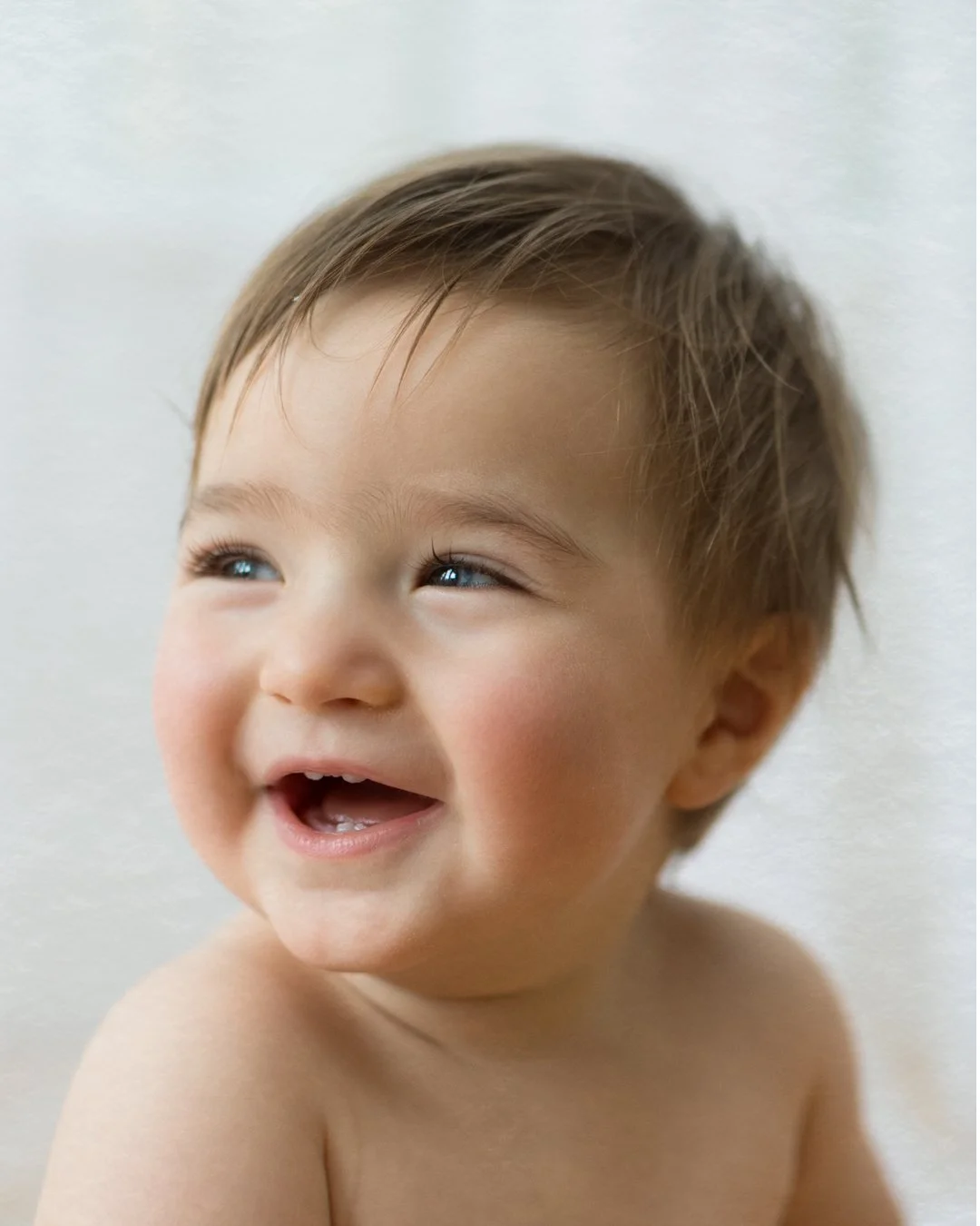 A little bit of shadow, plenty of light, and the biggest smile &mdash; that&rsquo;s all we need for a 1-Year session in my home studio.
And if you say cake, well&hellip; things get delightfully messy. Add in silly noises and a cheeky toe tickle, and 