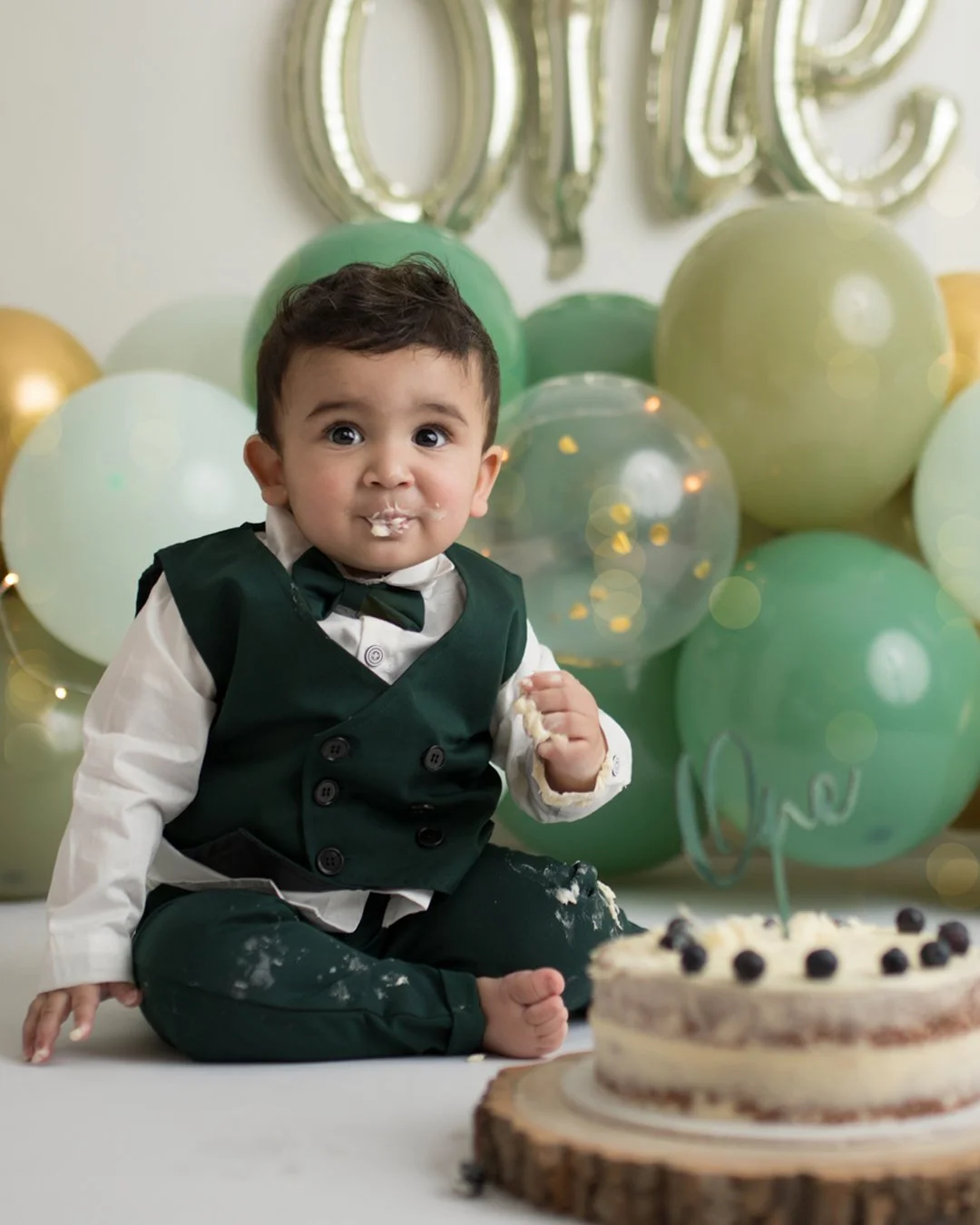 Some sessions just feel extra special.

He arrived in the smartest little green suit, looking like he had somewhere very important to be&hellip; then five minutes later he was knee-deep in cake and frosting 🤍

I loved watching the change &mdash; fro