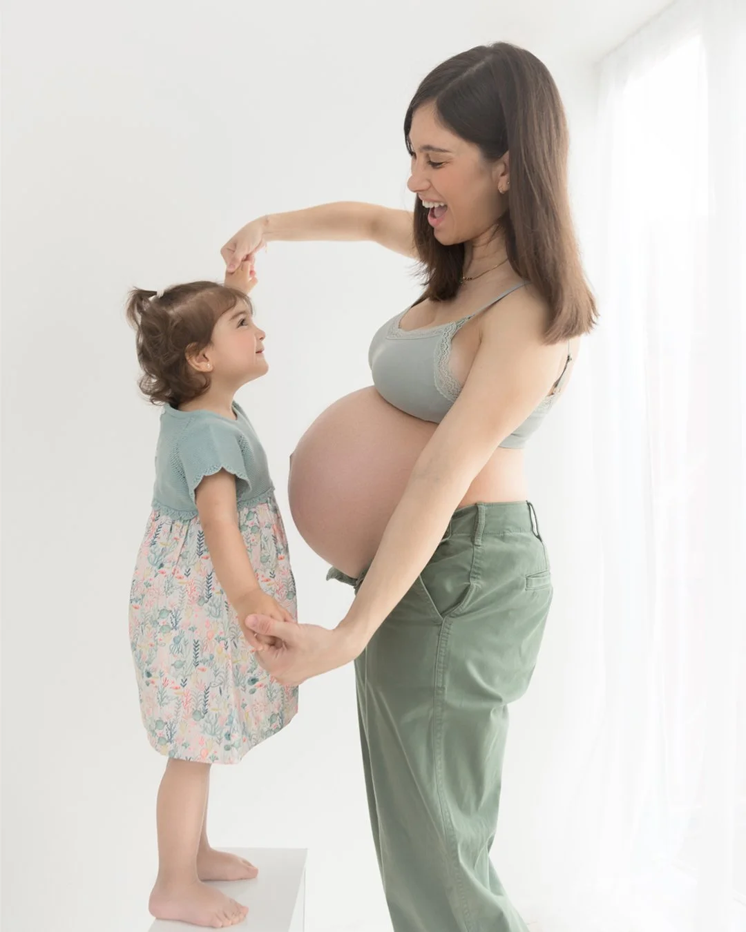 She kept lifting her little hand to &ldquo;measure&rdquo; the bump&hellip;
checking how big baby has grown this week 🤍
Already the sweetest big sister.
These are the moments I love most during maternity sessions &mdash; the tiny interactions that ha