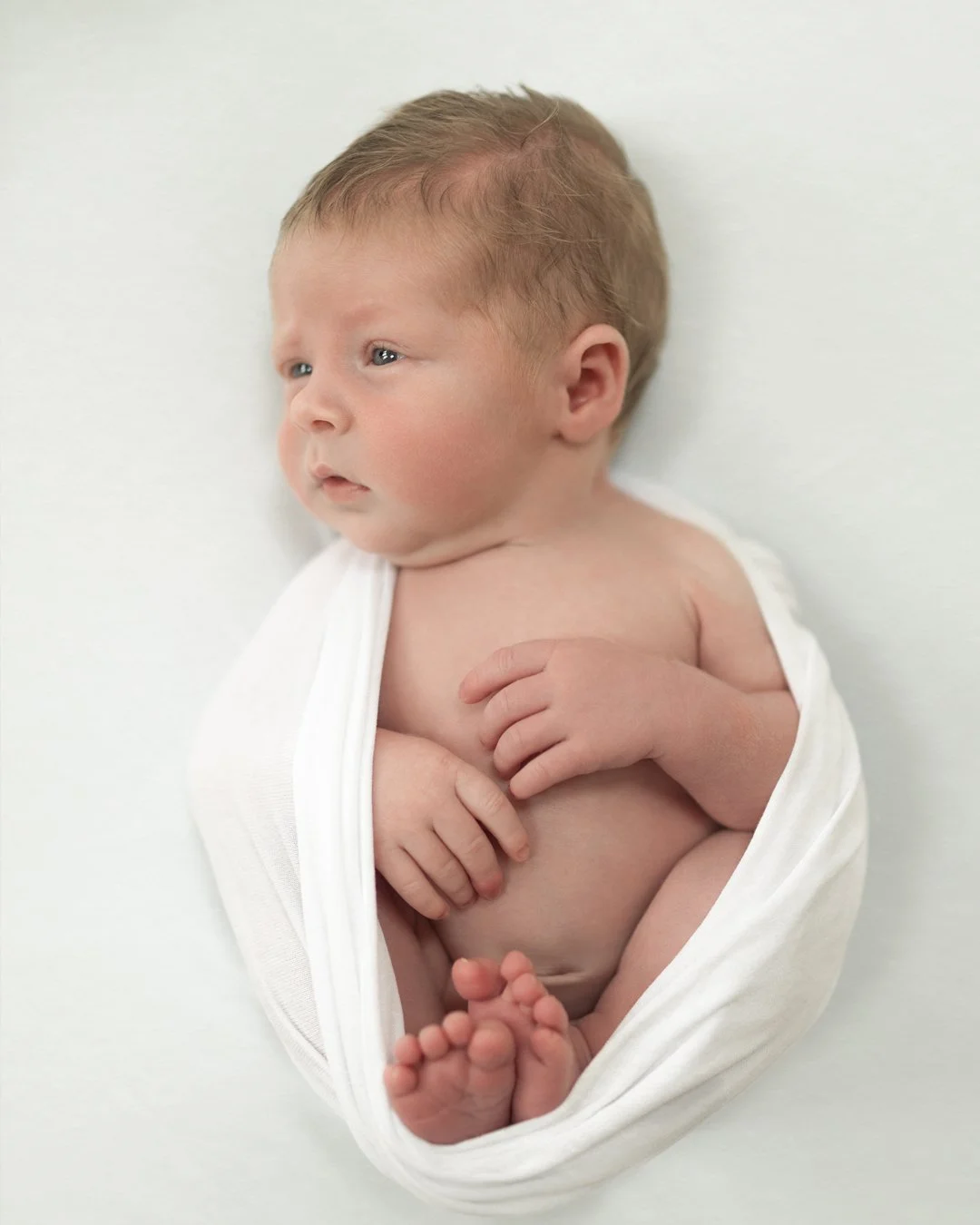 This little angel was only two weeks old and already such a little fighter. Sleep wasn&rsquo;t on his mind today, but those big sparkling eyes stayed wide open for me, and I couldn&rsquo;t resist capturing them.🤍

#aylesburyphotographer #Buckinghams
