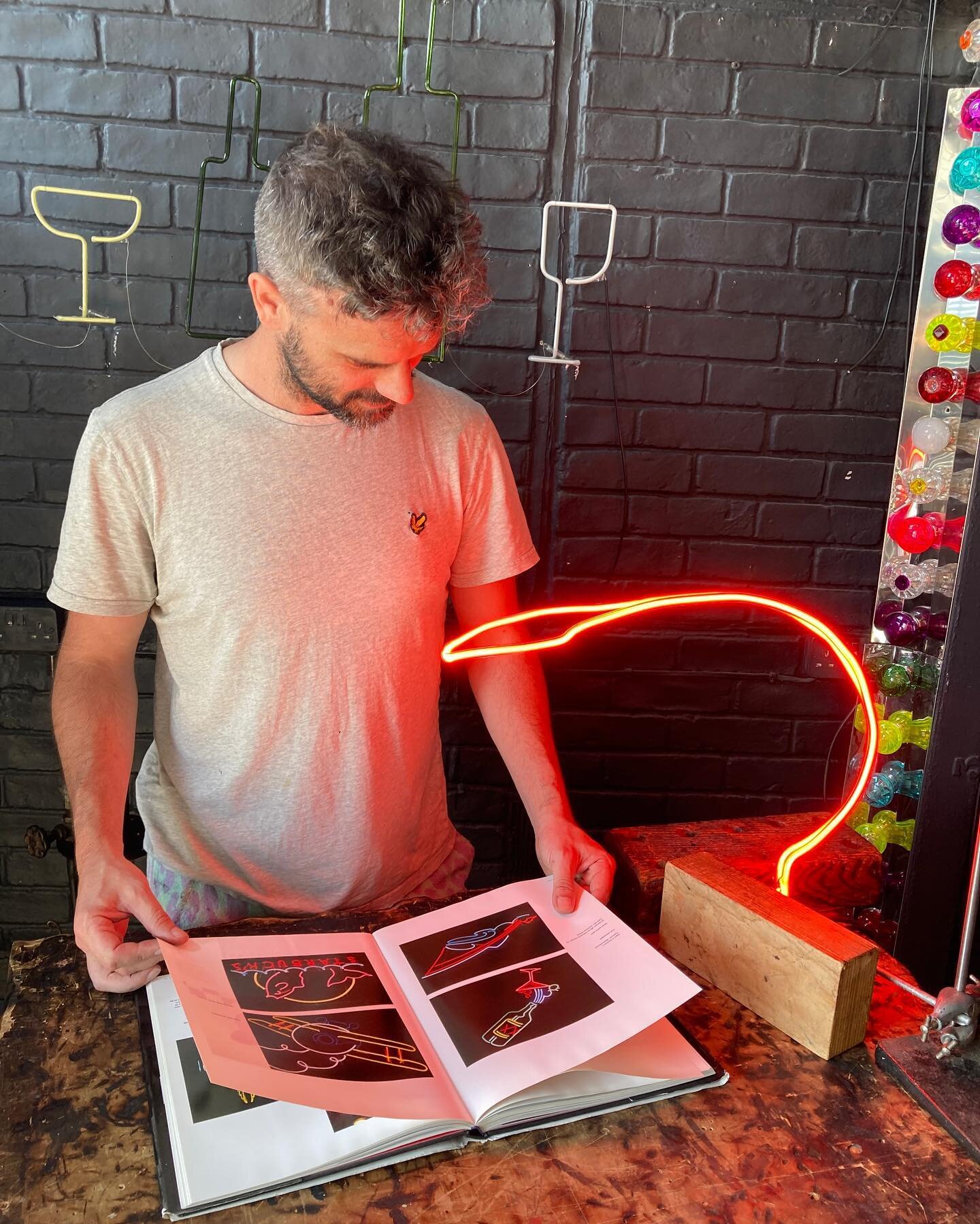 Rinus Rinakles with his incredible (and functional) neon lamp 💡

We love seeing your ideas come to life at neon school &hellip; this was a particularly fun one 

What do you want to make in neon ?? 

#neonschool