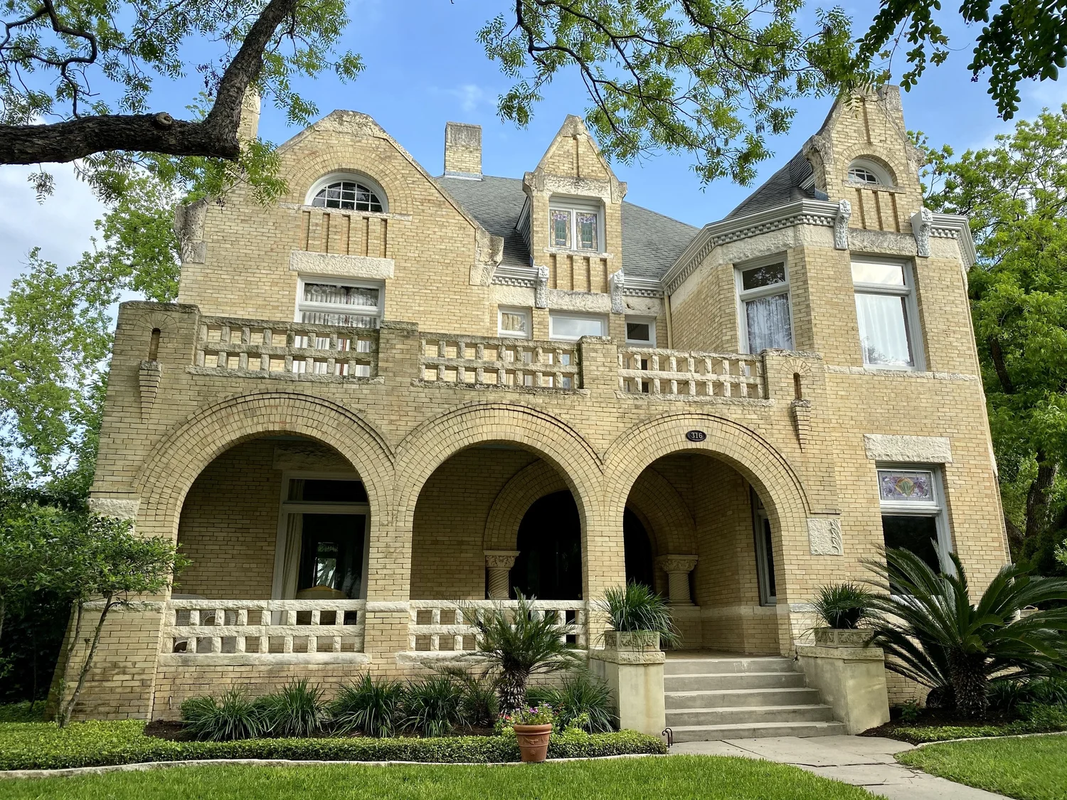 Book King William Walking Tour in San Antonio, Texas — Amigo Walking Tours