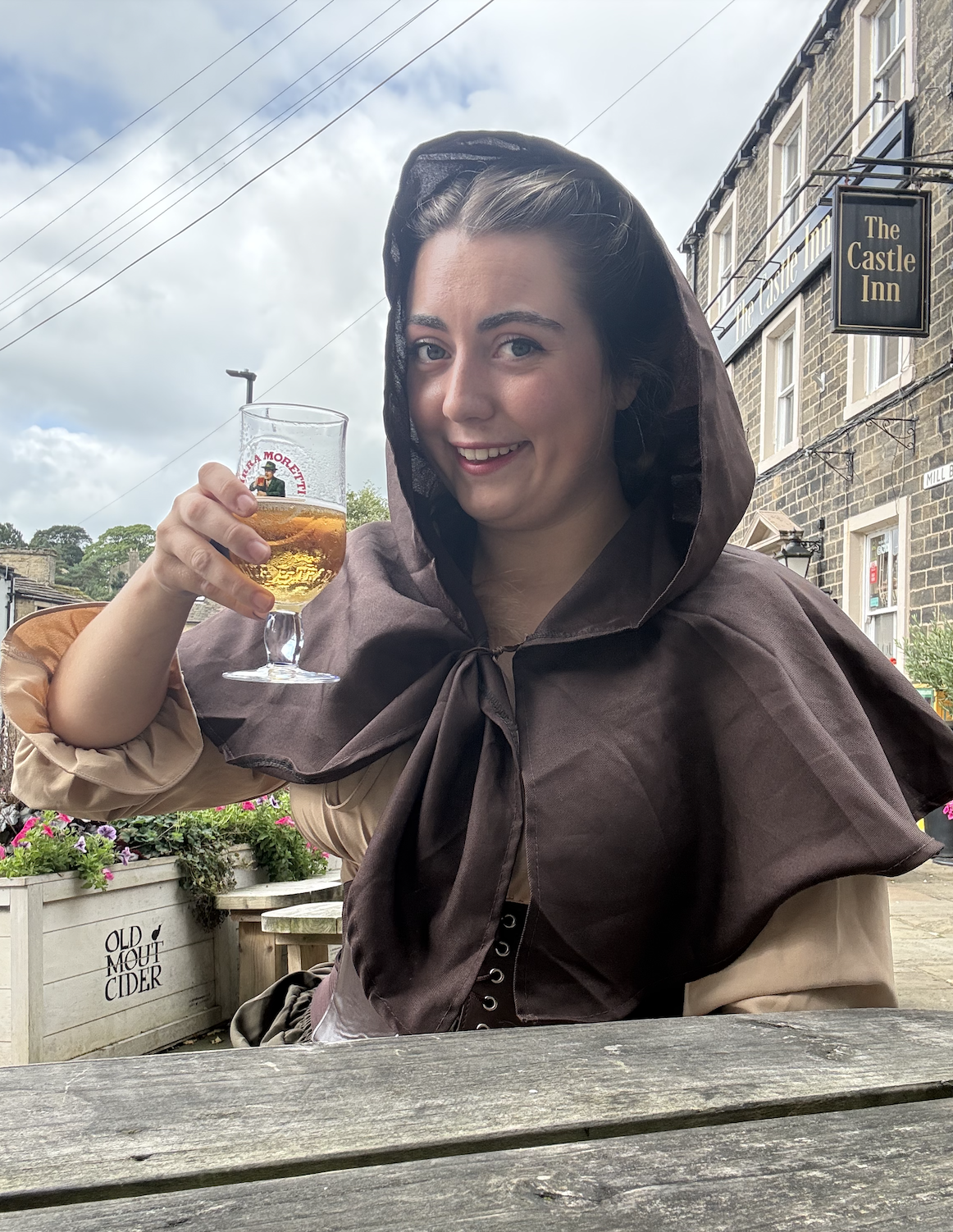 Smelda with pint.png