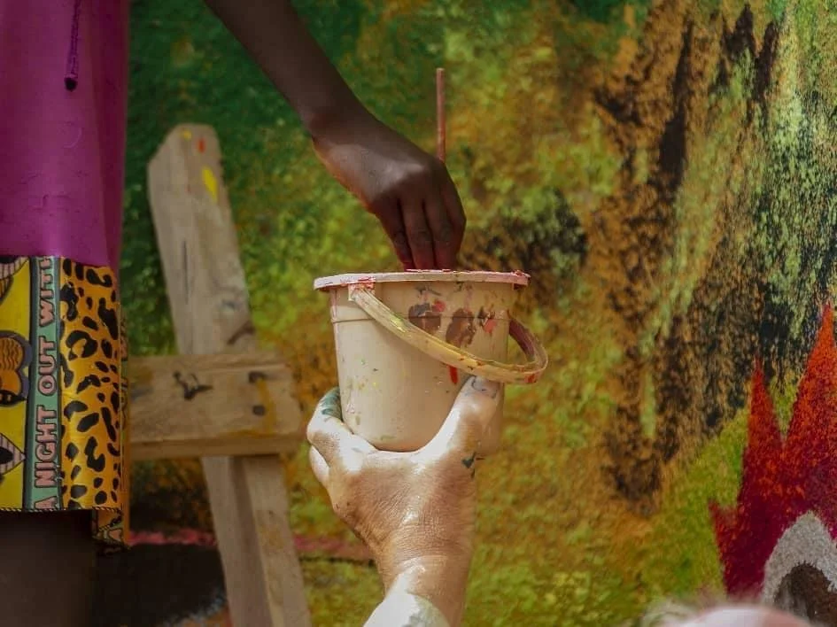 pot de peinture pendant les ateliers partage