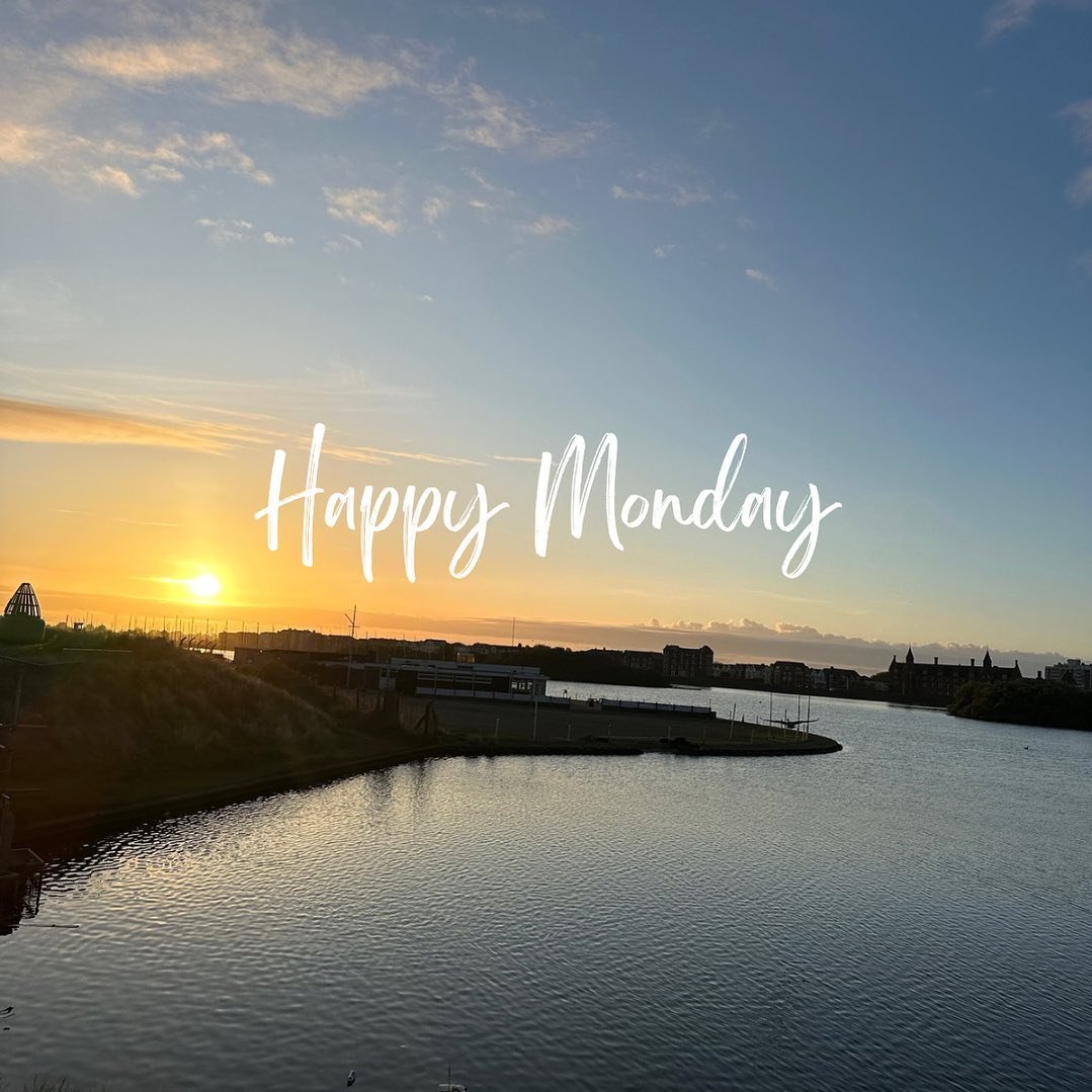 Hello Monday! ☀️ Ready to kickstart the week with some positive vibes? 🌟 Why not book your next getaway at our cosy Southport Airbnb? 🏡✨ Escape the routine and indulge in some well-deserved relaxation! 💆&zwj;♂️💆&zwj;♀️ #HappyMonday #SouthportGeta