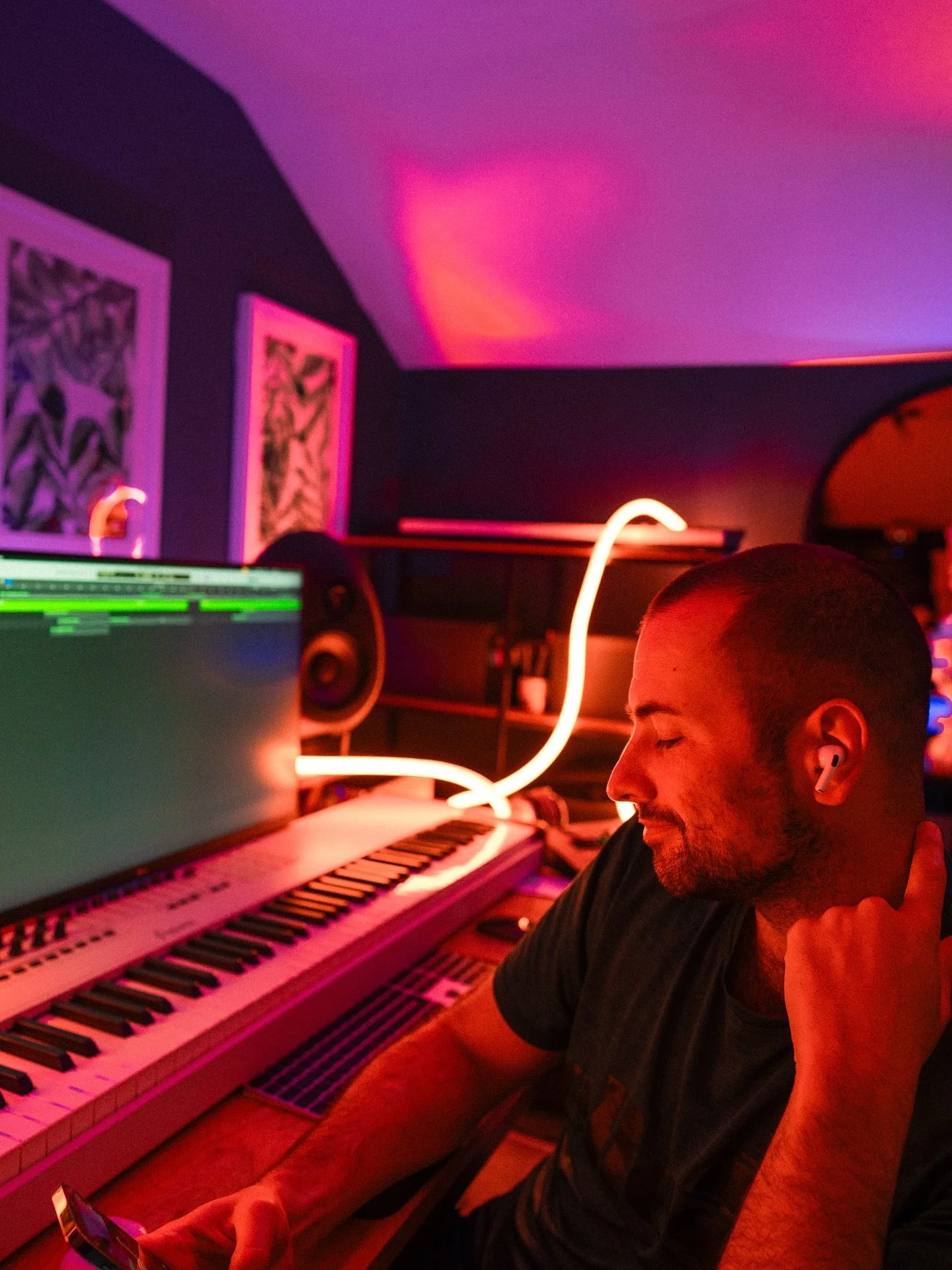 Thinking of starting a new music project where I resurface all the songwriting from my angsty teenage years. But firstly is that a good idea and secondly what would I call it?
.
.
.
.
.
.
#musican #selfie #studio #homestudio #gay #musicstudio #musicp