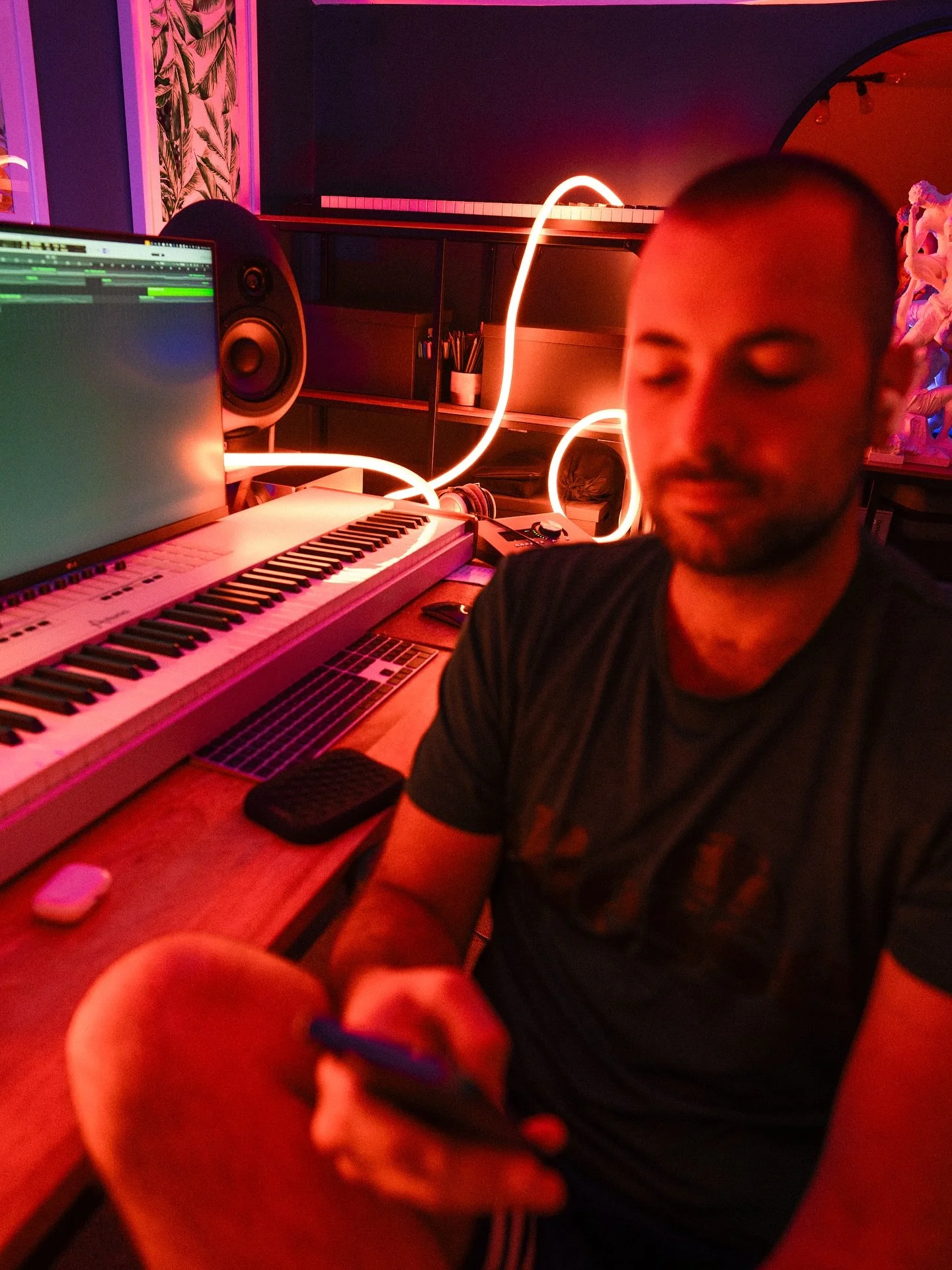 Something about Roxanne? #redlight
Or blurry being the best pic… 💁🏻‍♂️
.
.
.
.
.
.
.
.
#musican #selfie #studio #homestudio #gay #musicstudio #musicproducer #composer #producerlifestyle🎹 #composerlife #soundtrack #soundtrackcomposer #fi