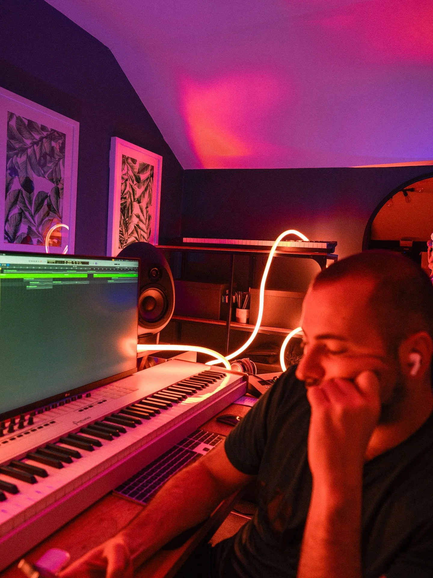 Blurry because I’m moving at the speed of procrastination! Work happens whilst I’m doom scrolling anyway… right?
.
.
.
.
.
.
#musican #selfie #studio #homestudio #gay #musicstudio #musicproducer #composer #producerlifestyle🎹 #comp