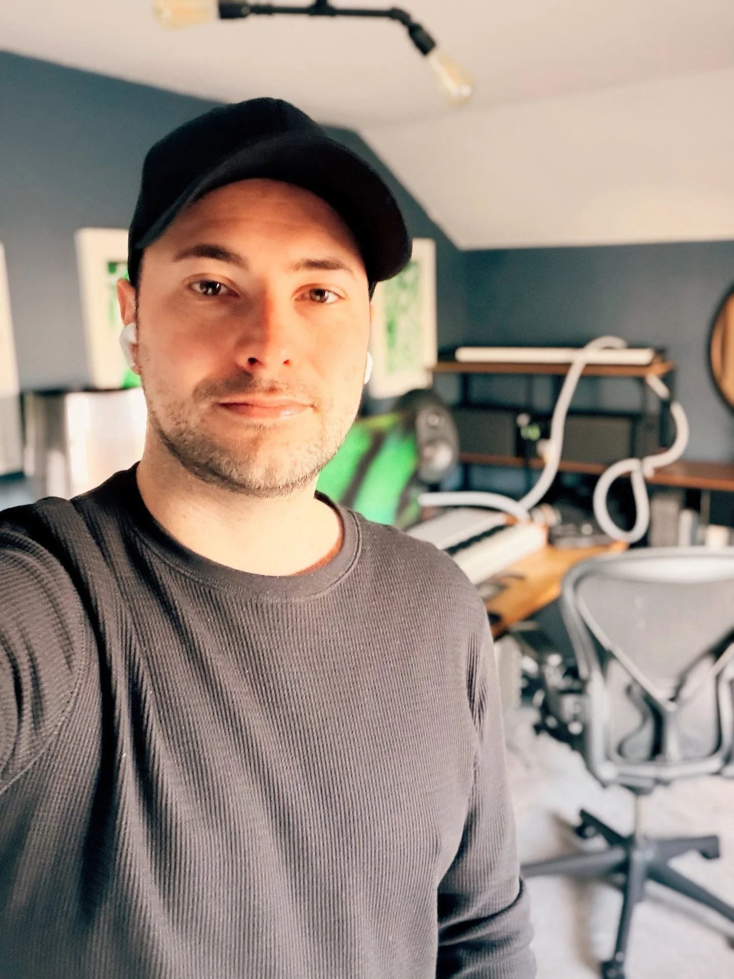 I should be packing, and tidying, but in true universal interference fashion I have a cold so everything seems much more effort than usual. Send cake! 🍰 

 #needattention #procrastinating #musicismylife #musicianofinstagram #musicproducerlife #gay #