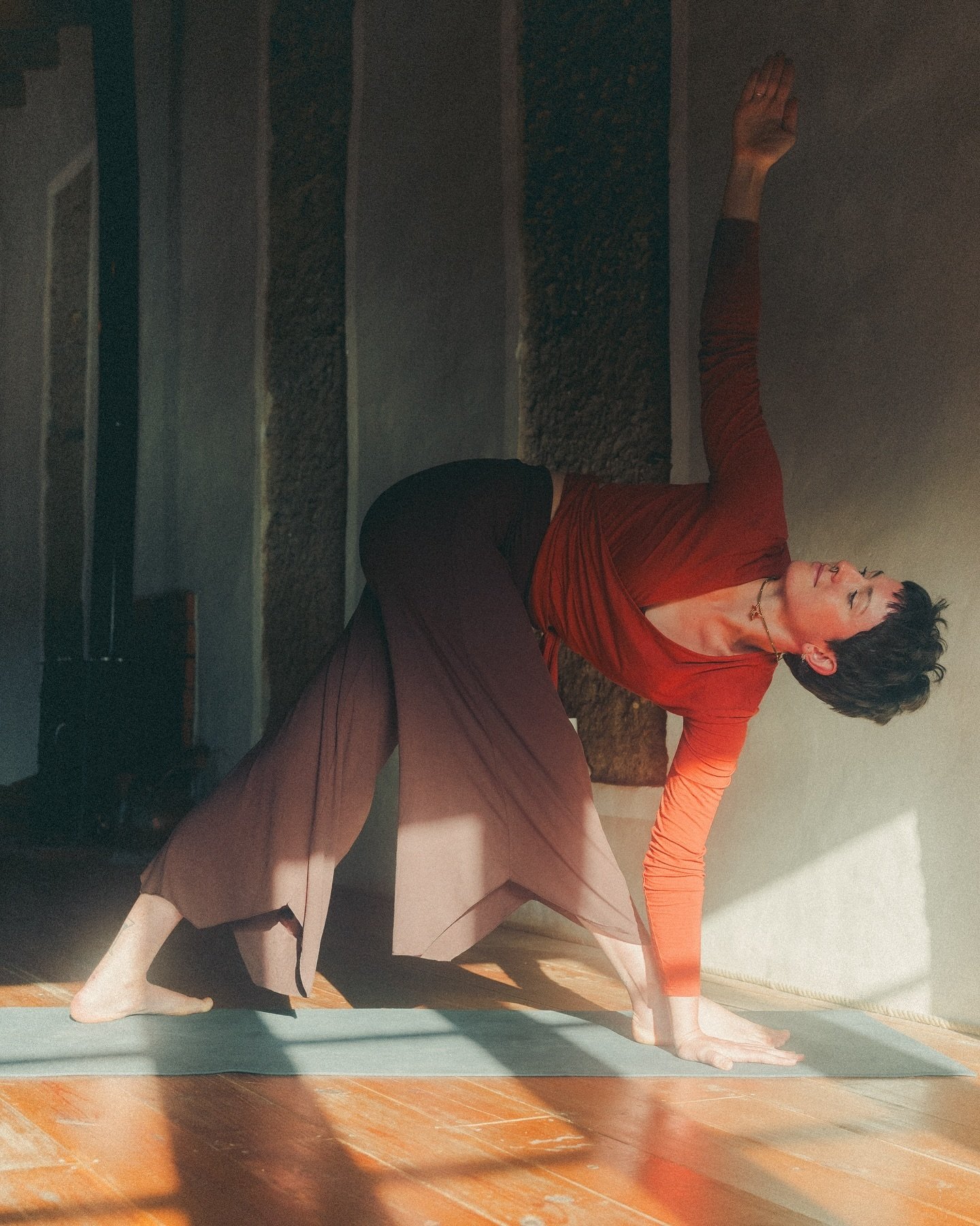 Yoga ist ein Weg der Erfahrung. Er kann nicht durch den Intellekt begriffen werden, sondern nur durch das eigene &uuml;ben. Mit der Zeit ver&auml;ndert sich der K&ouml;rper und damit auch der Geist. Wie Osho so sch&ouml;n schreibt, eigentlich m&uuml;