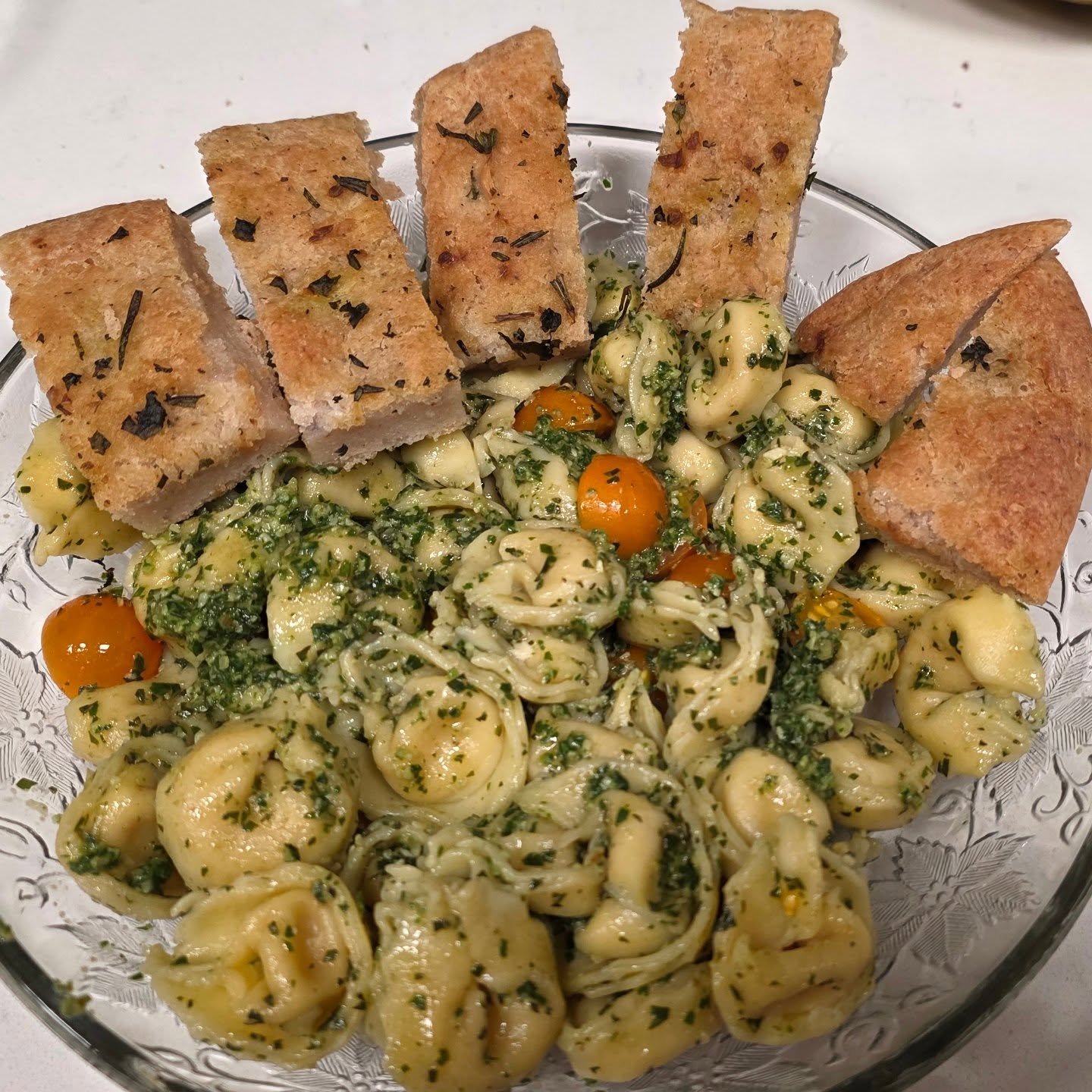 GF tortellini with homemade pesto (ours) and sun gold tomatoes (ours) . Side of homemade GF focacci for the dinner win.
#virginiafarm #celiac @farmersmarketatix