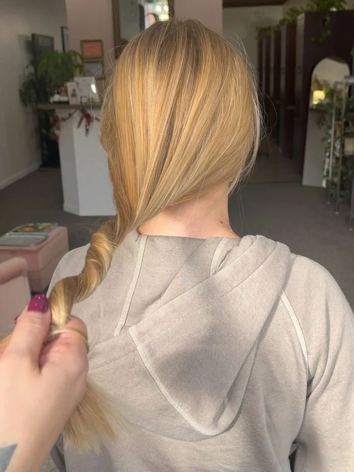 Lightened and brightened up our guest with a lower-maintenance balayage. She was thrilled with the result! ☀️ Swipe to the end for the before. Color and cut by @michellerhogan 
#balayage #haircareprofessional #brightenup