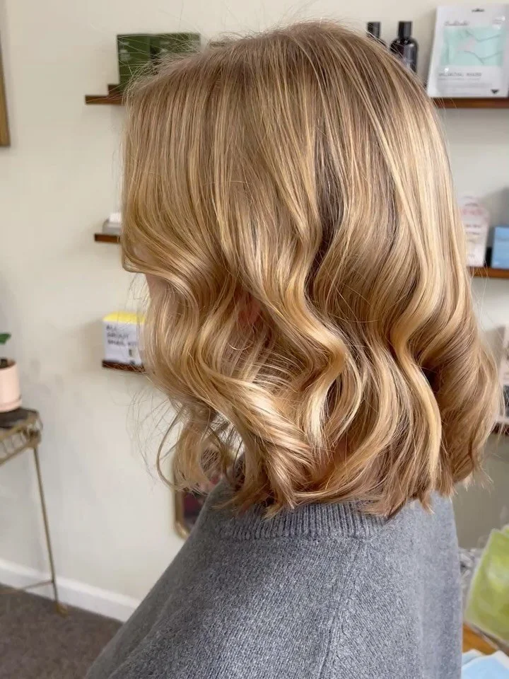 Our guest had quite the transformation🦋 She came in wanting brighter, more dimensional color and a fresh cut perfect for spring! Book a cut and/or color with Michelle or Robin by calling or texting 585-2557 or online at BleesSalon.com this cut and c