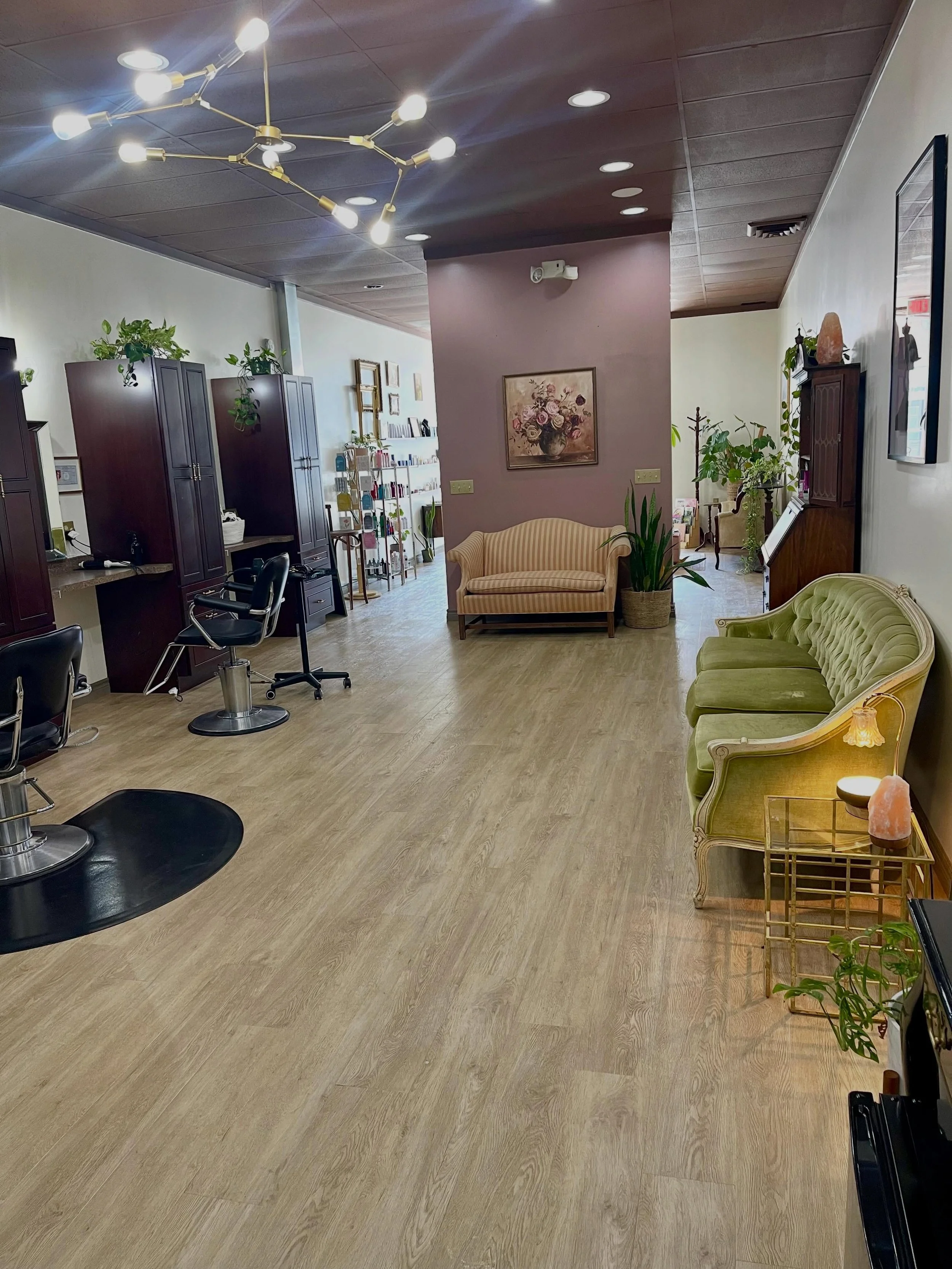 Blee&rsquo;s got its own makeover! Come check out our updated space. While you&rsquo;re here, book a fresh manicure, relaxing facial or new cut and color 💁🏼&zwj;♀️💅
#salonmakeover #adksalon #smallbusiness