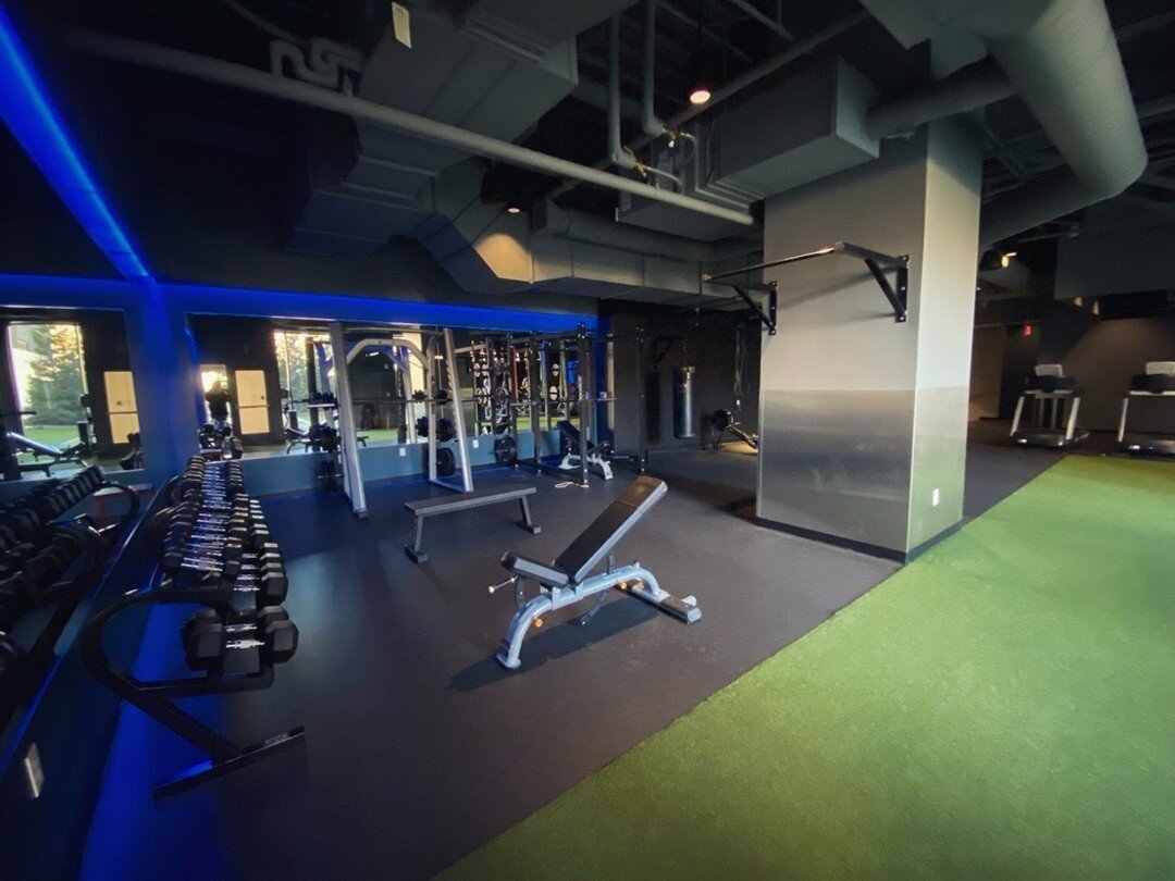 Indulge in luxury fitness anytime, anywhere 🏋️&zwj;♂️✨ Our 24-hour gym offers the ultimate convenience in style and comfort. 

Elevate your workout game in our state-of-the-art facility. 
#LuxuryLiving #24HourFitness #FitnessGoals #80onthecommons #c